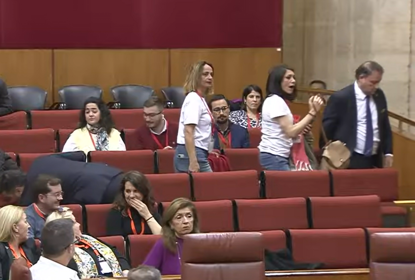 Momento del desalojo de dos sanitarias del Parlamento.