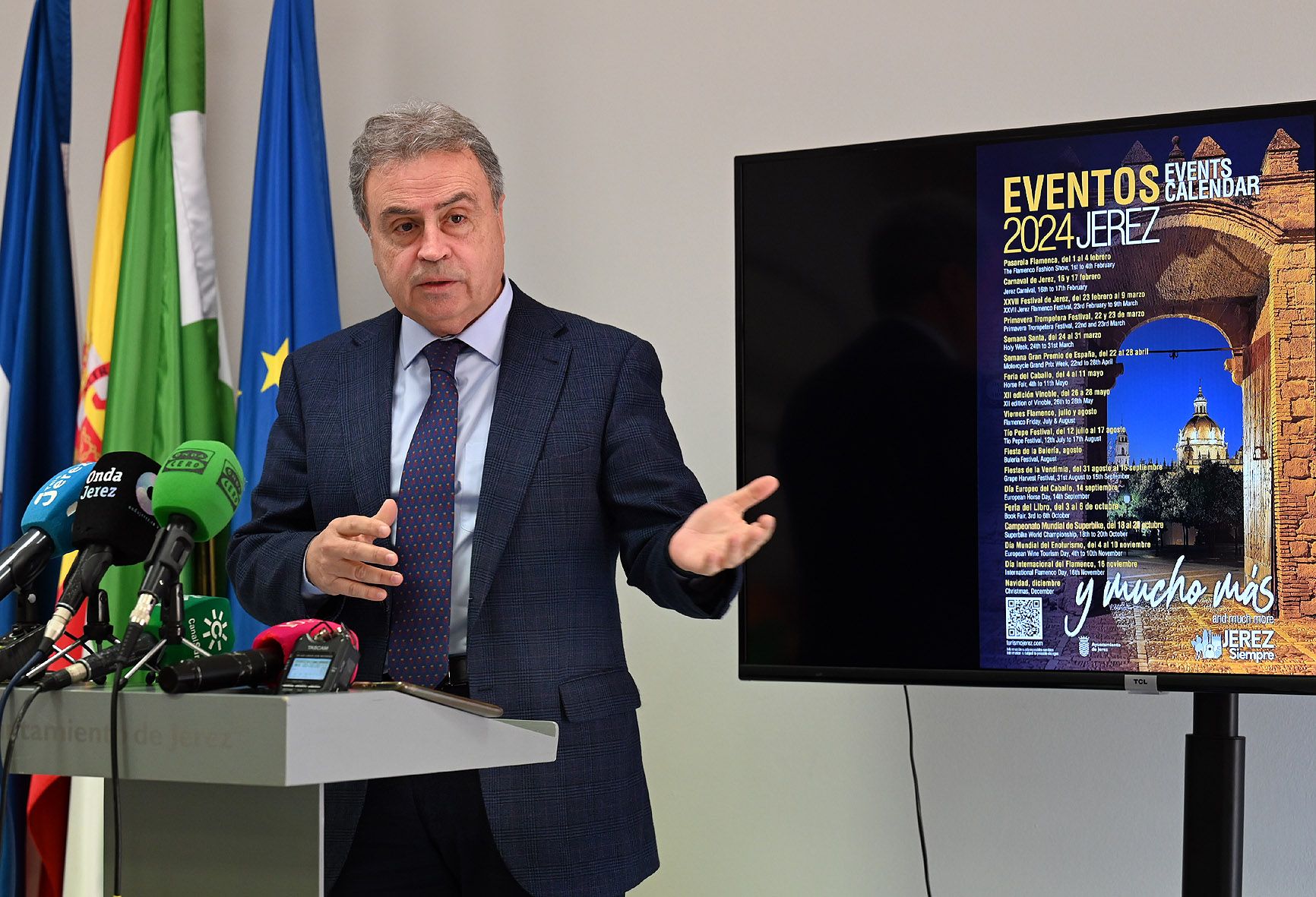 Toldos temáticos en torno al vino en las calles Algarve y Latorre de Jerez. Real durante la presentación. 