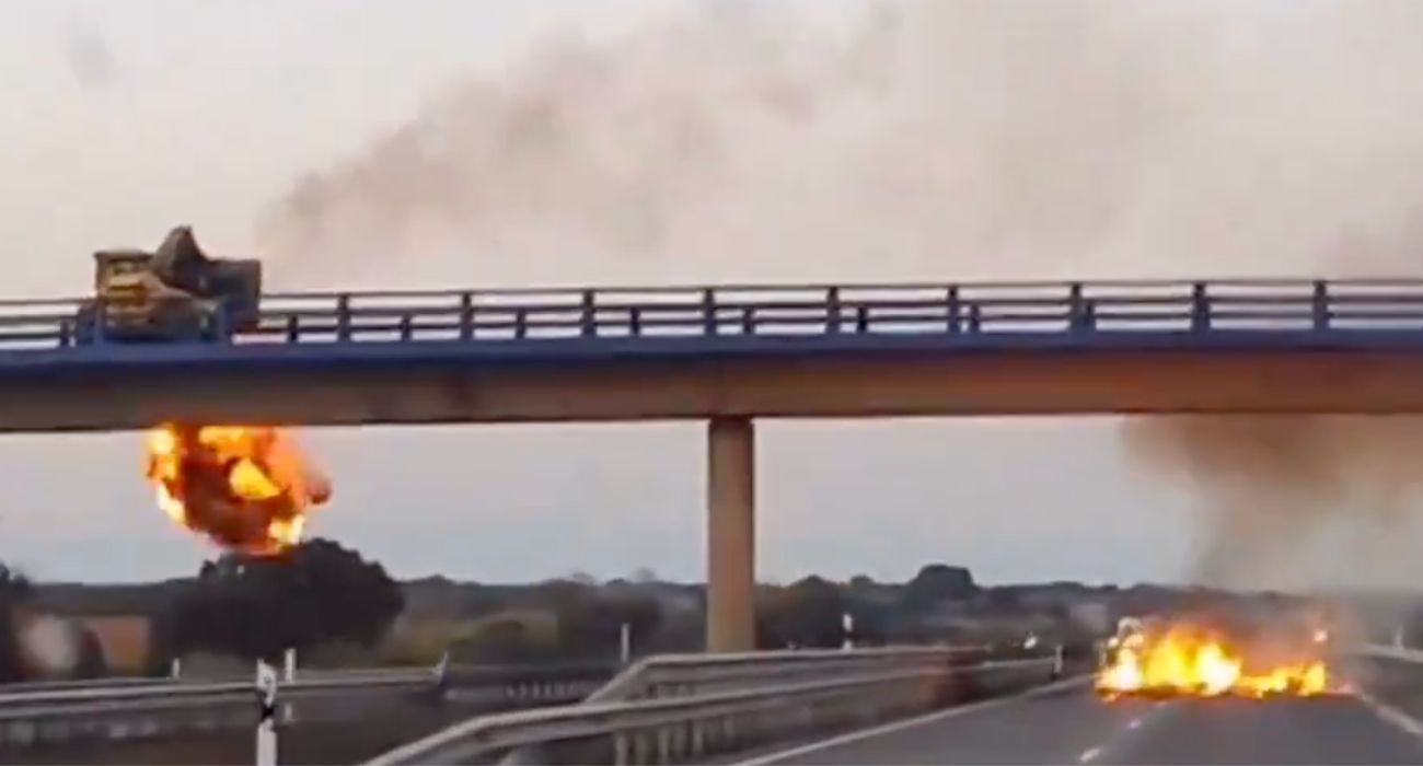 Imagen del tractor lanzando una barricada de fuego a la autovía.