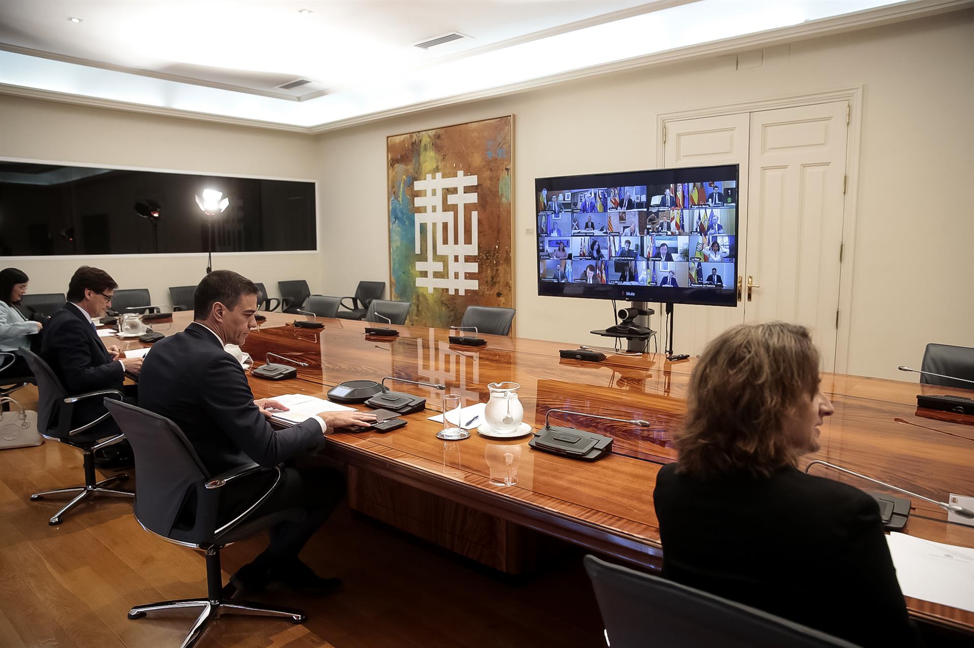 Pedro Sánchez se reúne por videoconferencia con los presidentes autonómicos. Junto a él están los ministros Teresa Ribera (d1), Salvador Illa (i2) y Carolina Darias (i1) - Moncloa