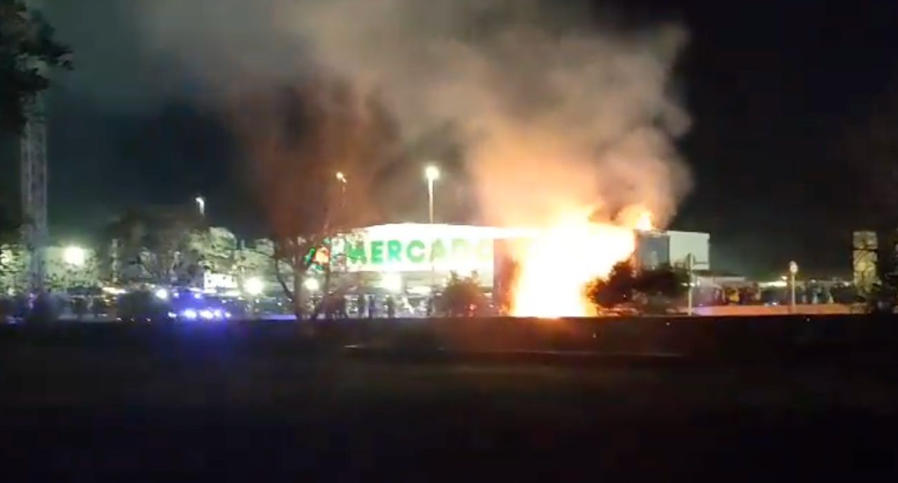 Un camión ardiendo, agricultores heridos y carga policial en Antequera.