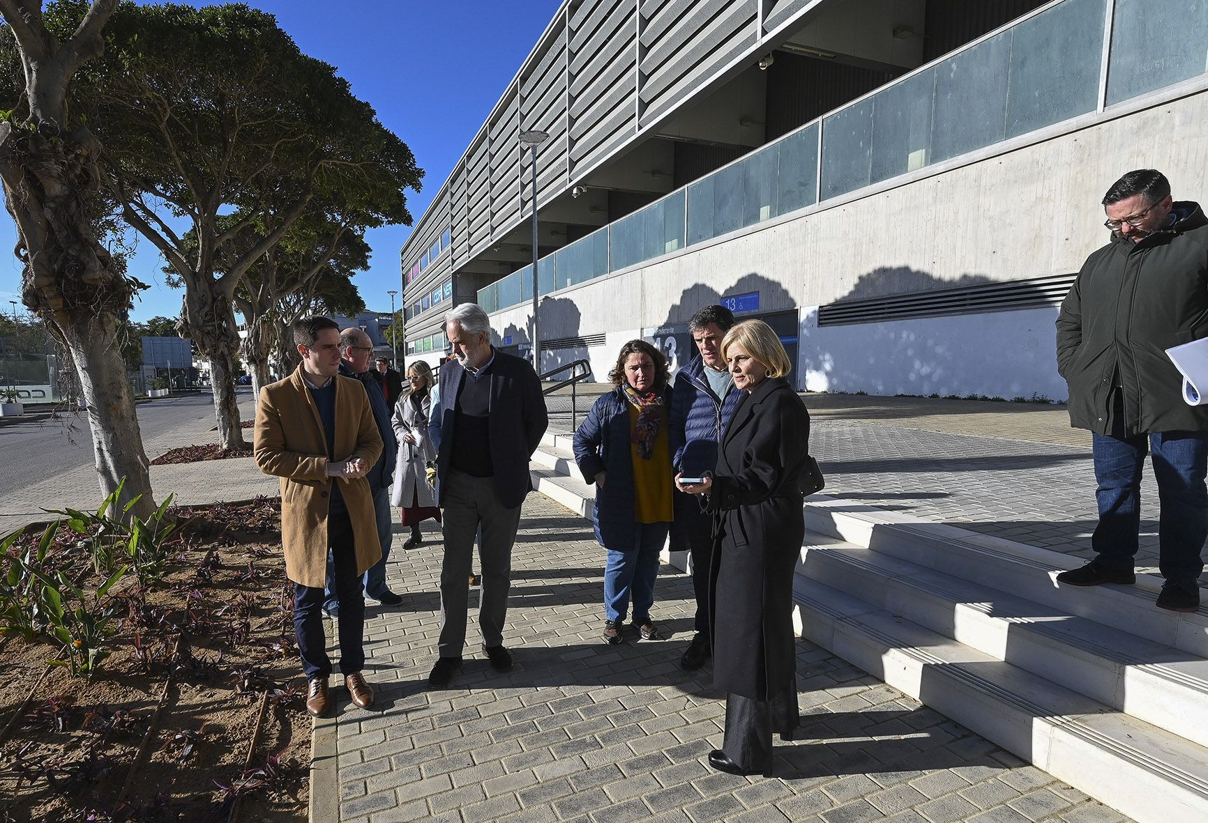 La alcaldesa, María José García-Pelayo, junto a miembros de su equipo de gobierno, ha visitado las inmediaciones del Complejo Deportivo Chapín.