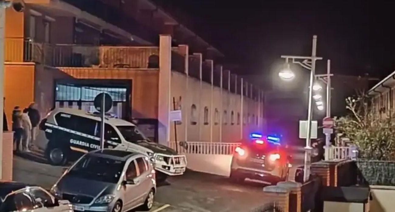 La Guardia Civil, en el lugar del crimen donde dos hermanos han matado presuntamente a su madre.   CASTRO PUNTO RADIO