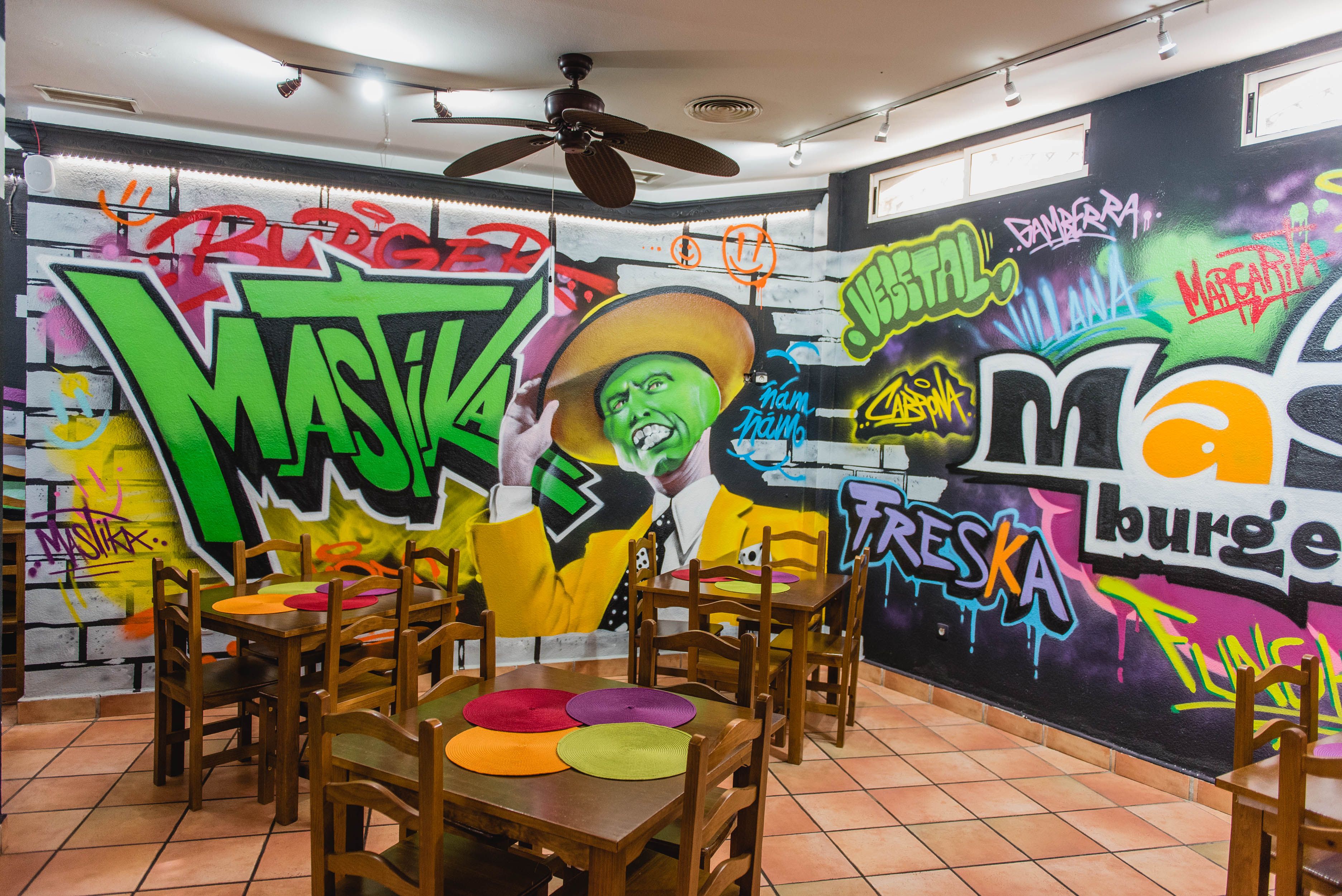 El local de Mastika Burguer & Pizza en Tomares, decorado con grafitis.