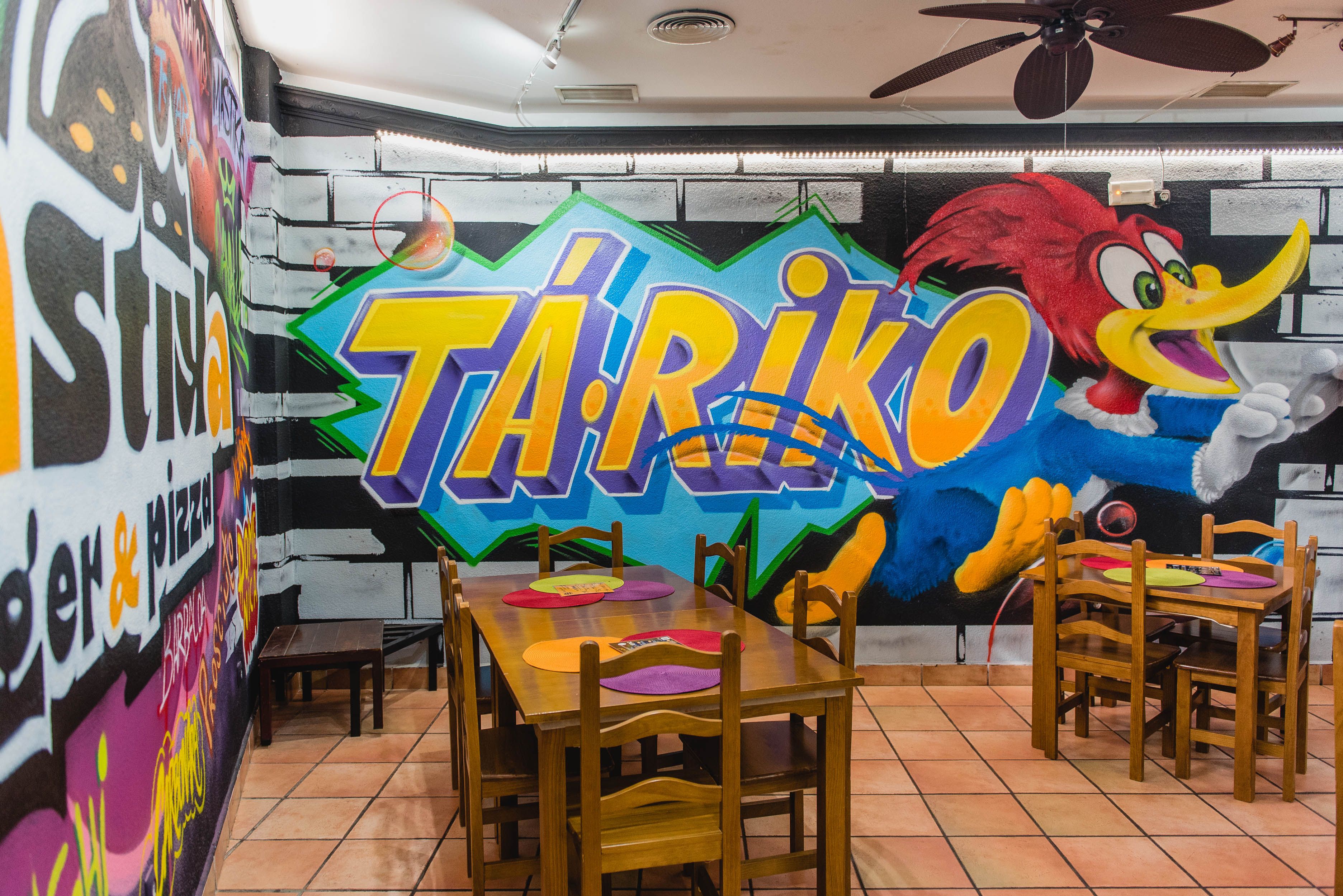 El local de Mastika Burguer & Pizza en Tomares, decorado con grafitis.