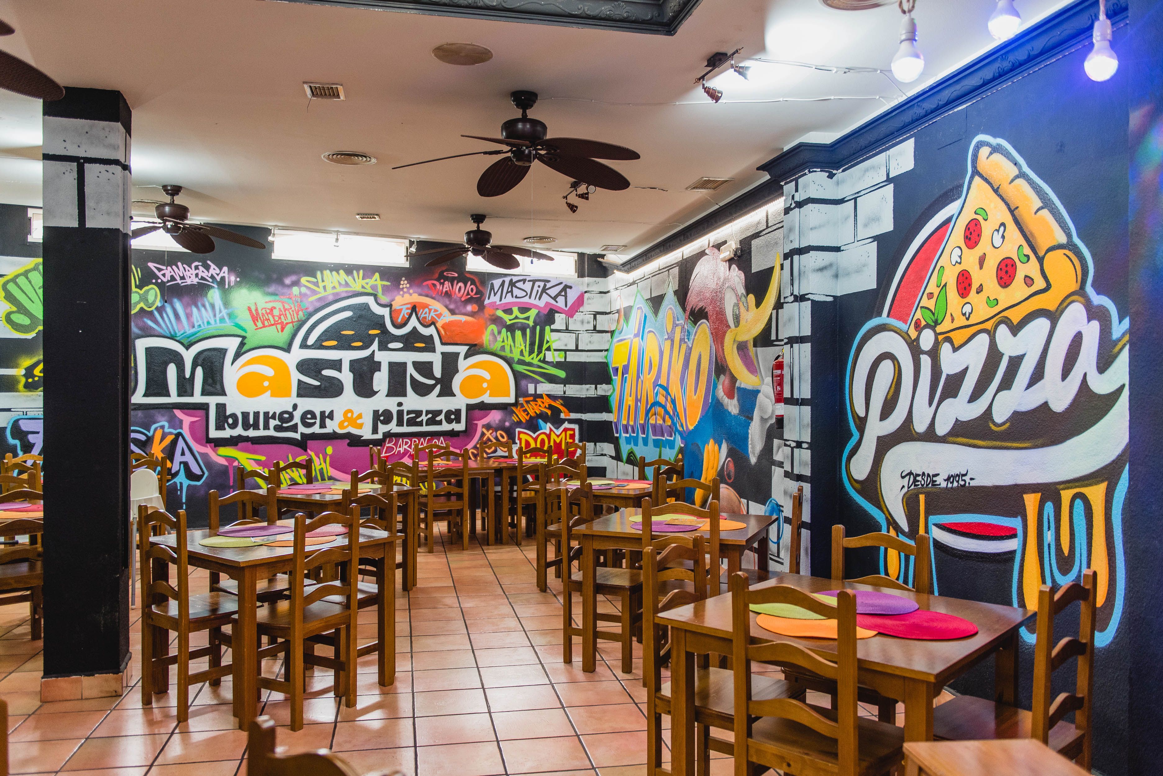 El local de Mastika Burguer & Pizza en Tomares, decorado con grafitis.