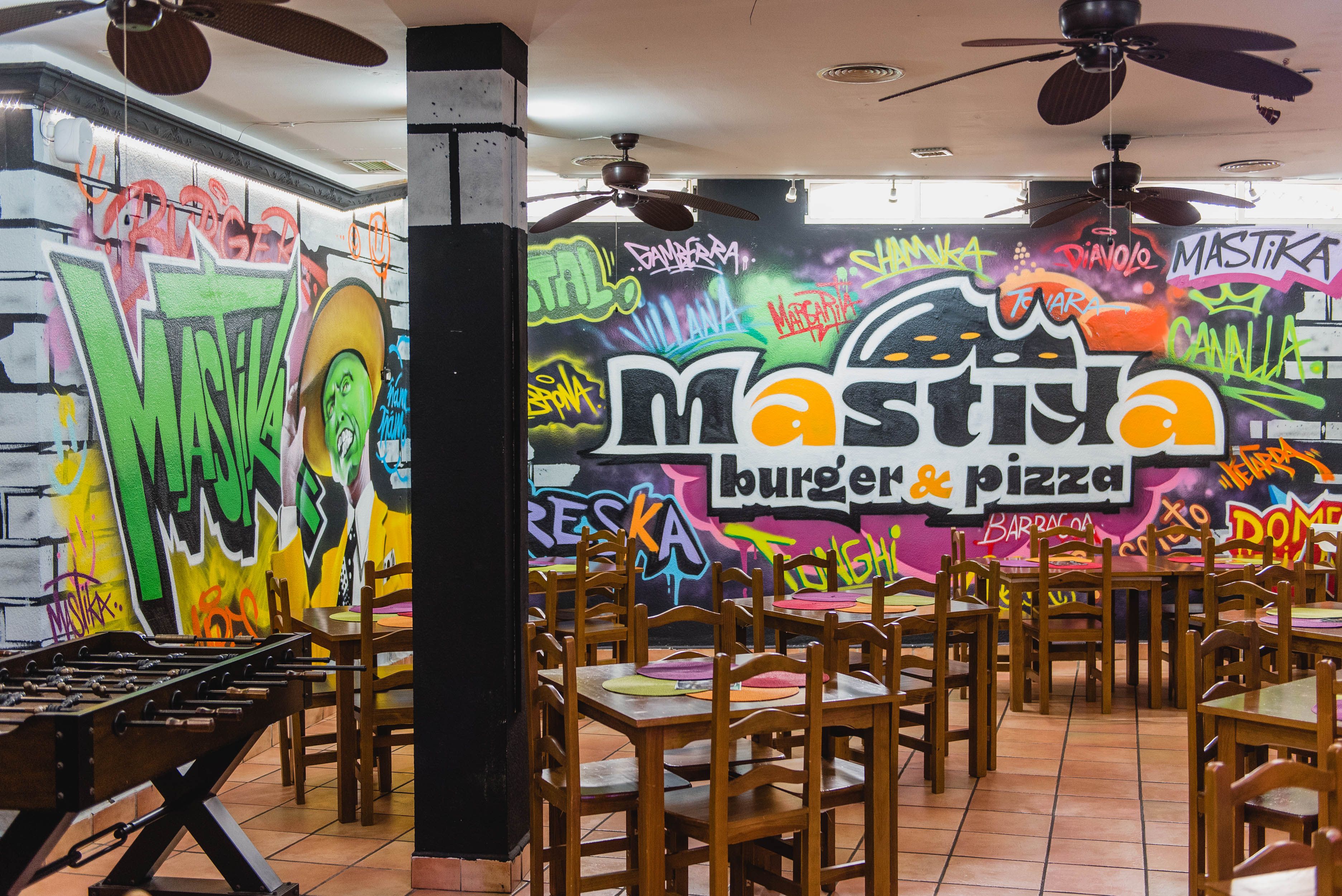 El local de Mastika Burguer & Pizza en Tomares, decorado con grafitis.