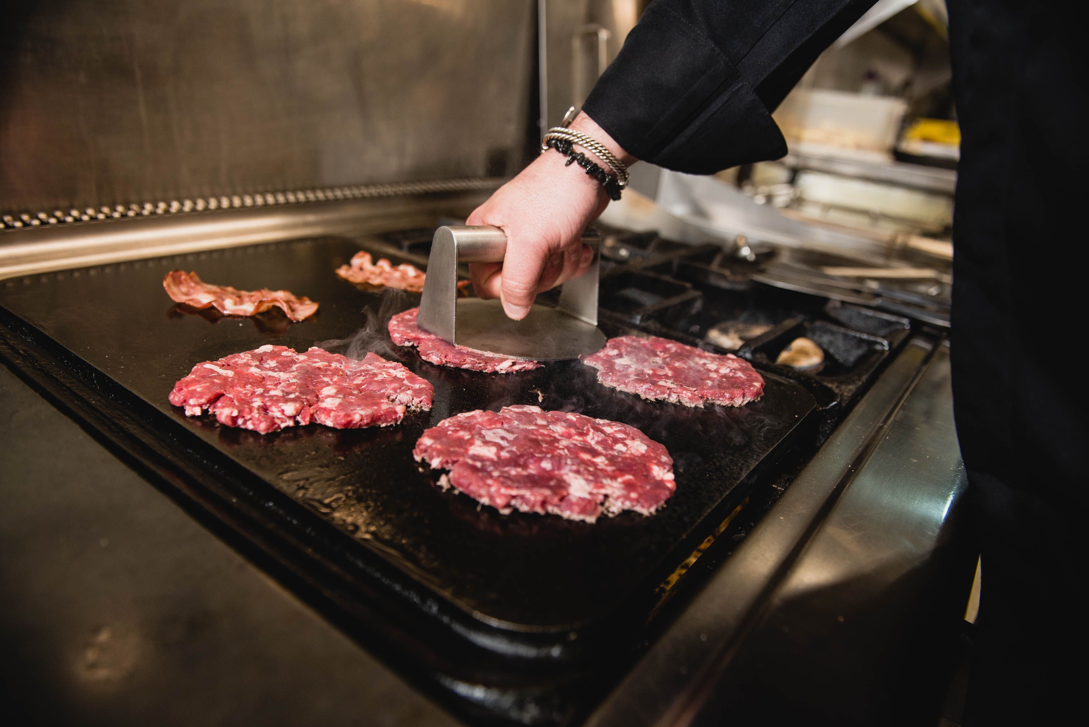 Preparación de unas hamburguesas en Mastika.