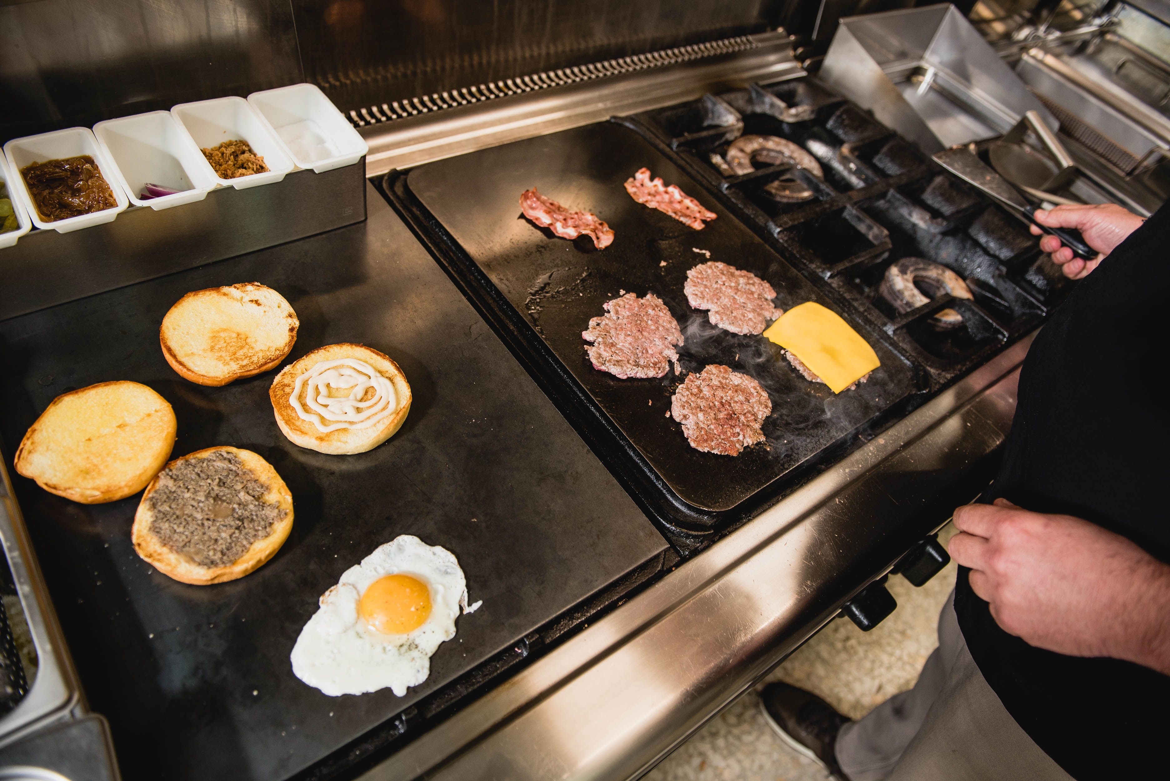 Preparación de unas hamburguesas en Mastika.