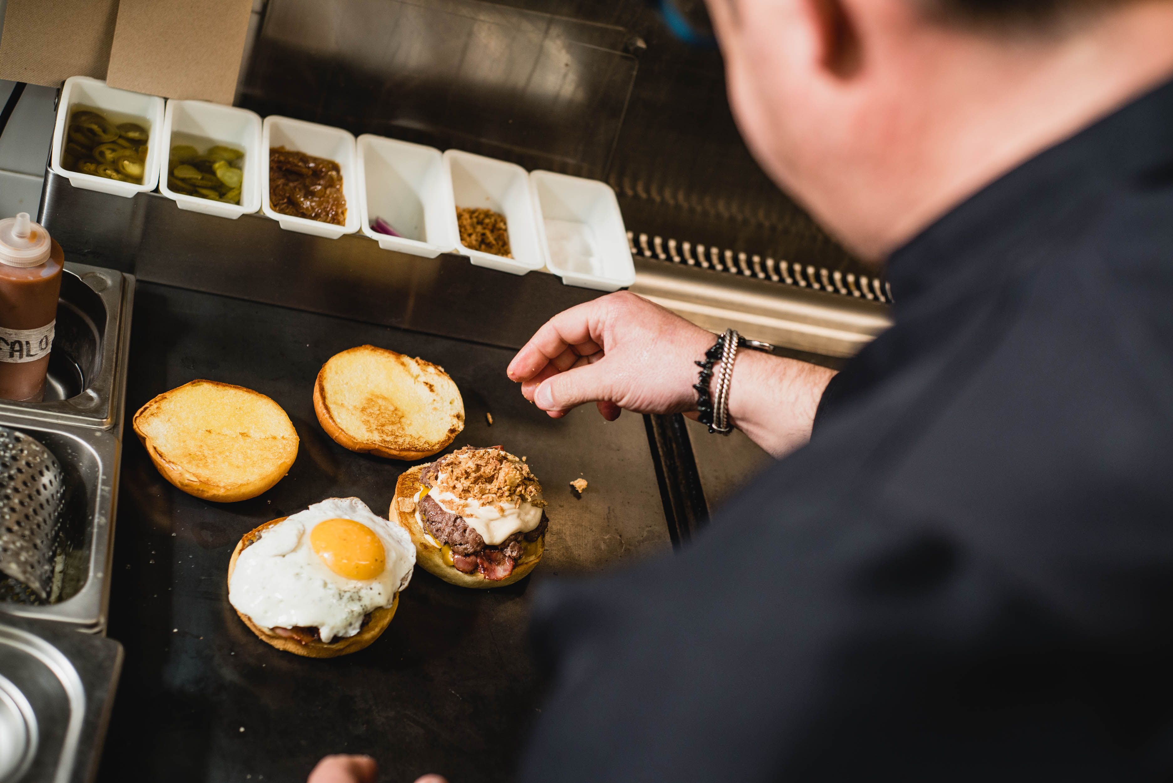 Preparación de unas hamburguesas en Mastika.