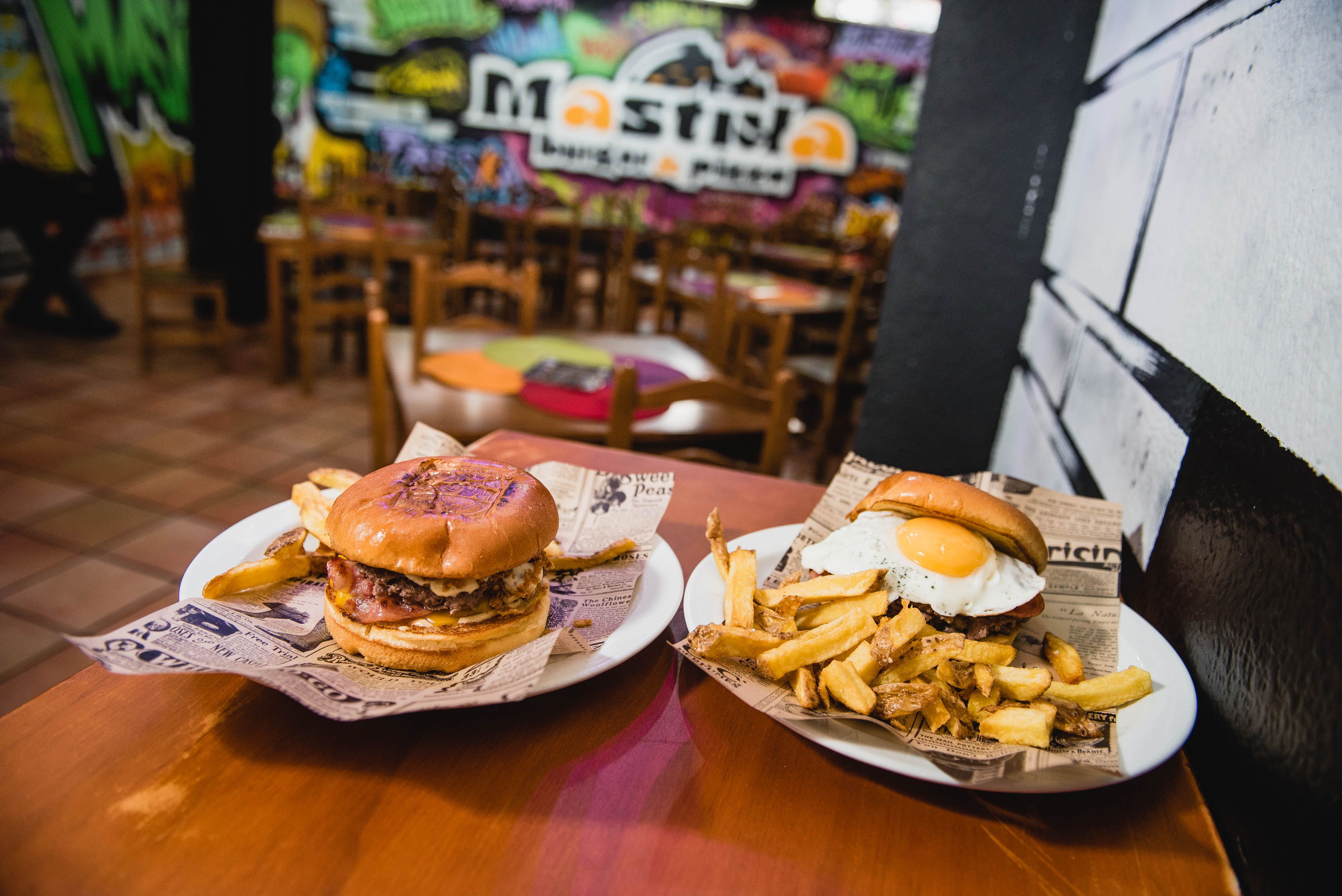 "La Consentida" y "La Petarda", dos de las hamburguesas de Mastika.