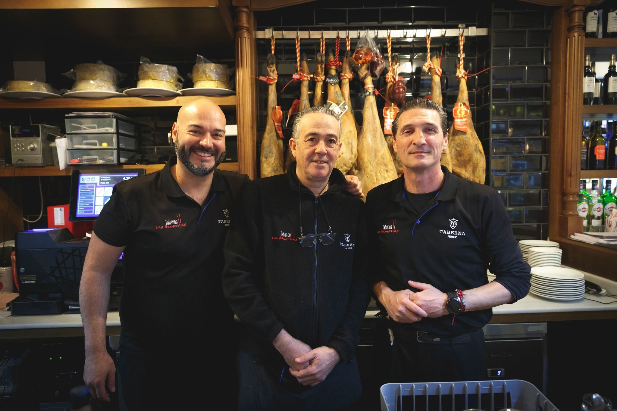Camareros de la taberna más concurrida del centro de Jerez.