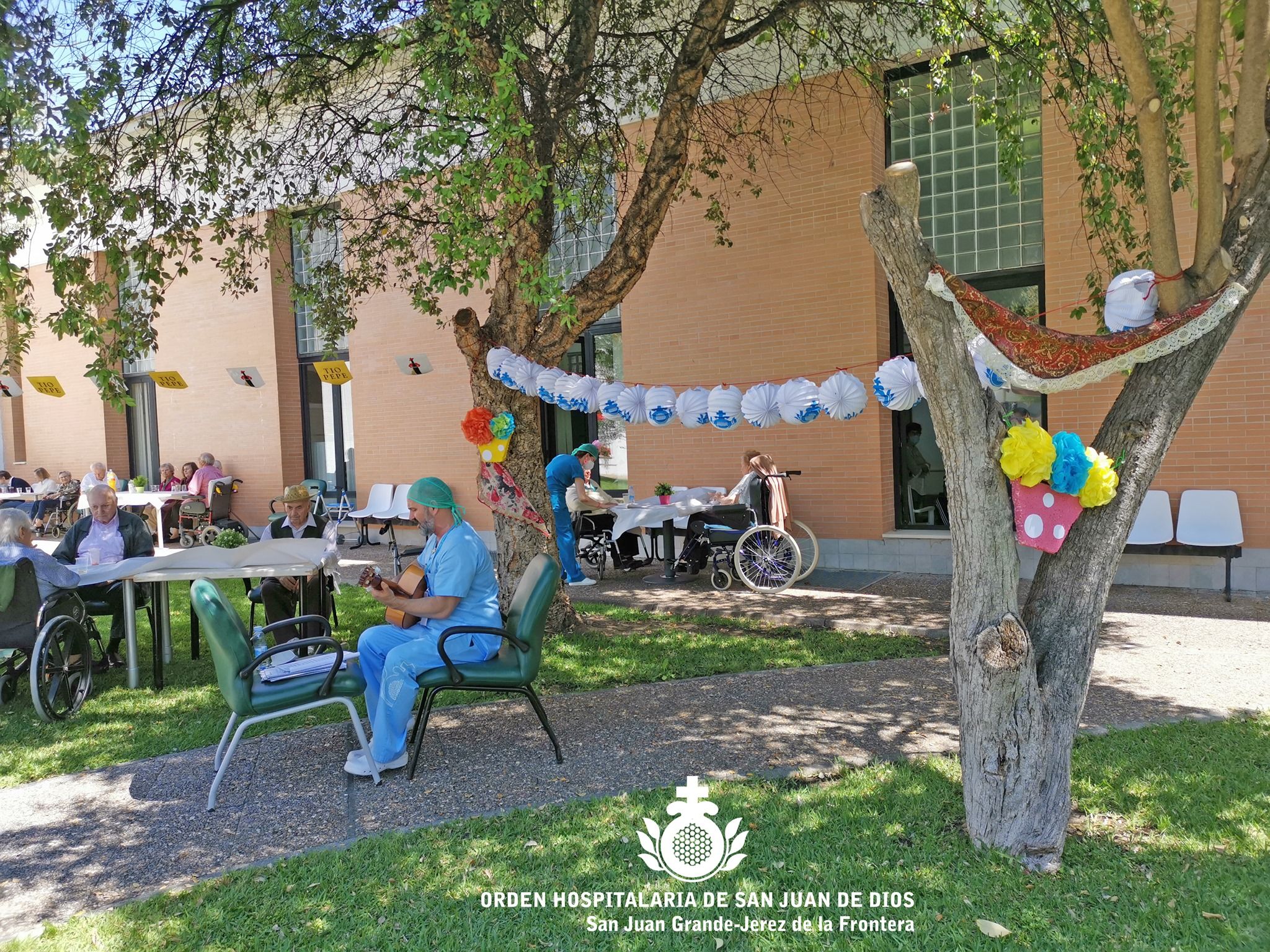 Feria para celebrar los 'cero contagios' en la residencia San Juan Grande en Jerez.