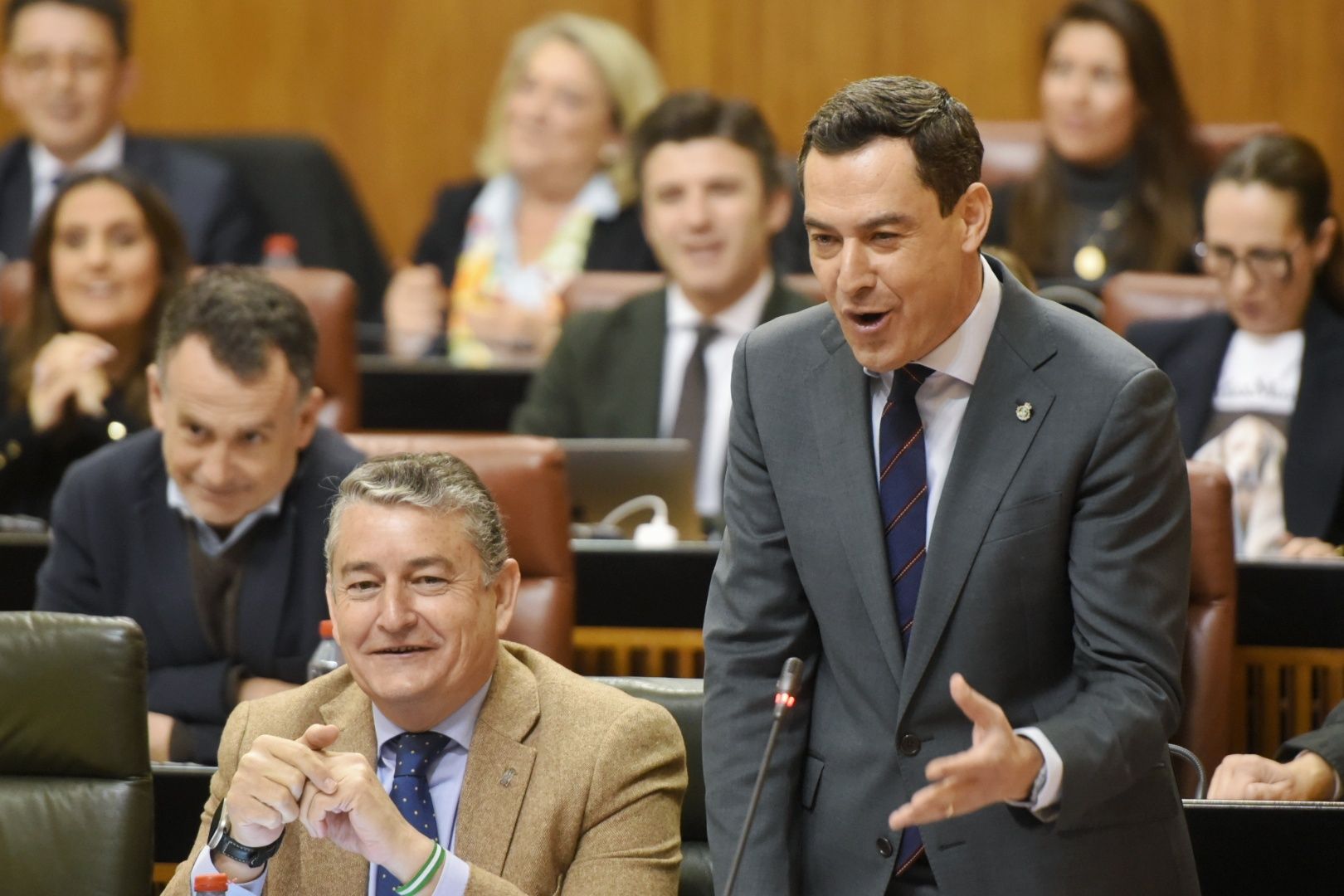 Juanma Moreno en la sesión de control en el Parlamento de Andalucía.