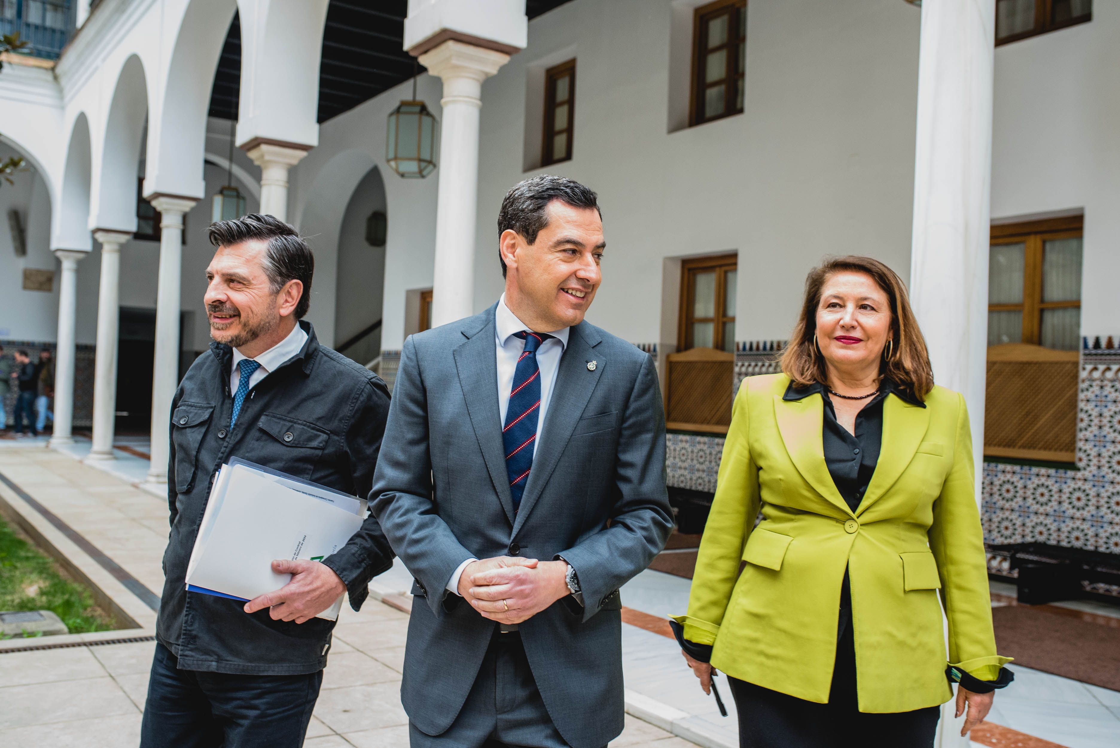 Juanma Moreno junto a Carmen Crespo y Toni Martín en el Parlamento.