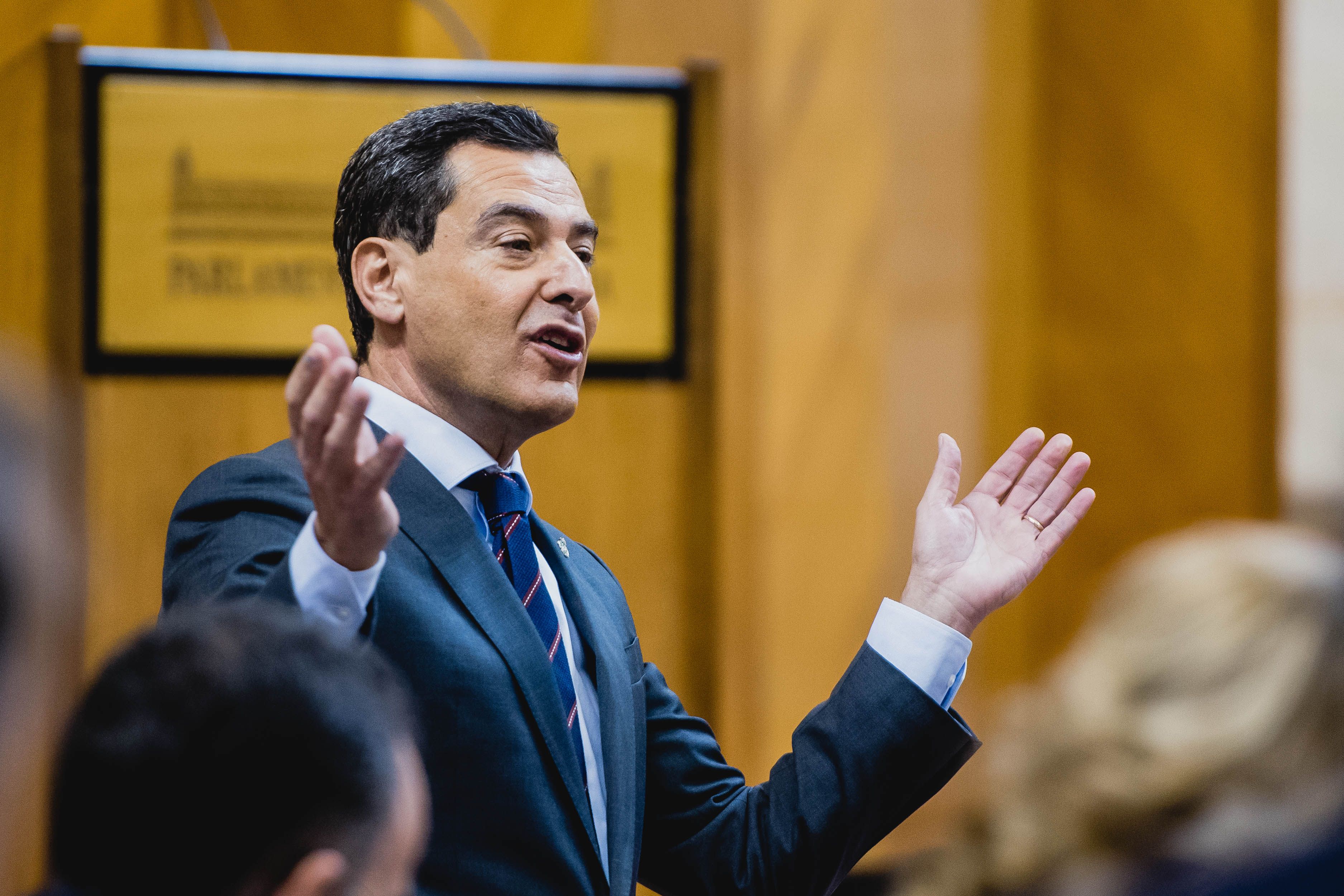 Juanma Moreno, presidente de la Junta, en el Parlamento.