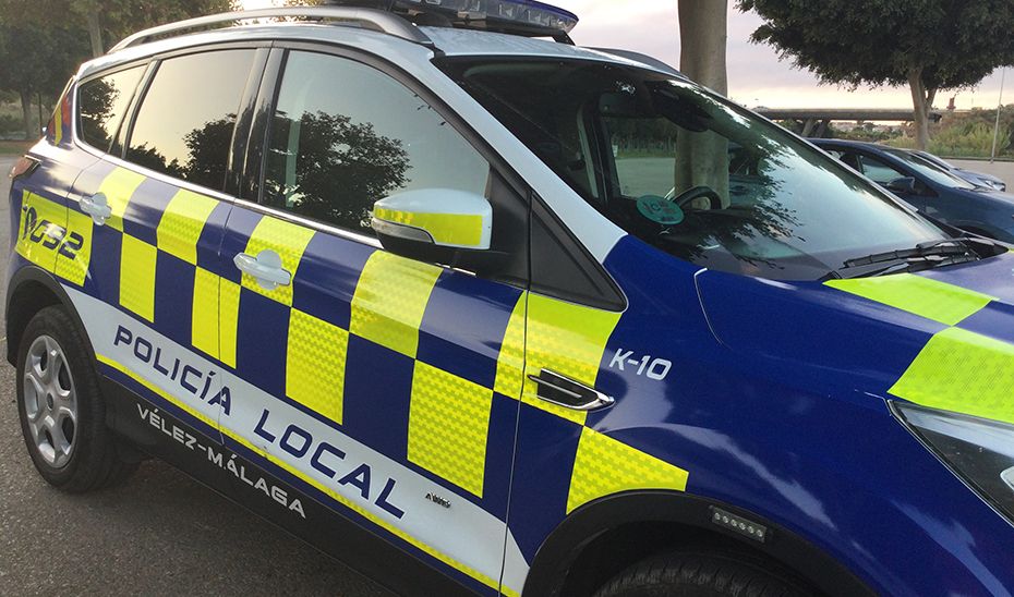 Un vehículo de la Policía Local de Vélez Málaga, donde ha fallecido un trabajador.