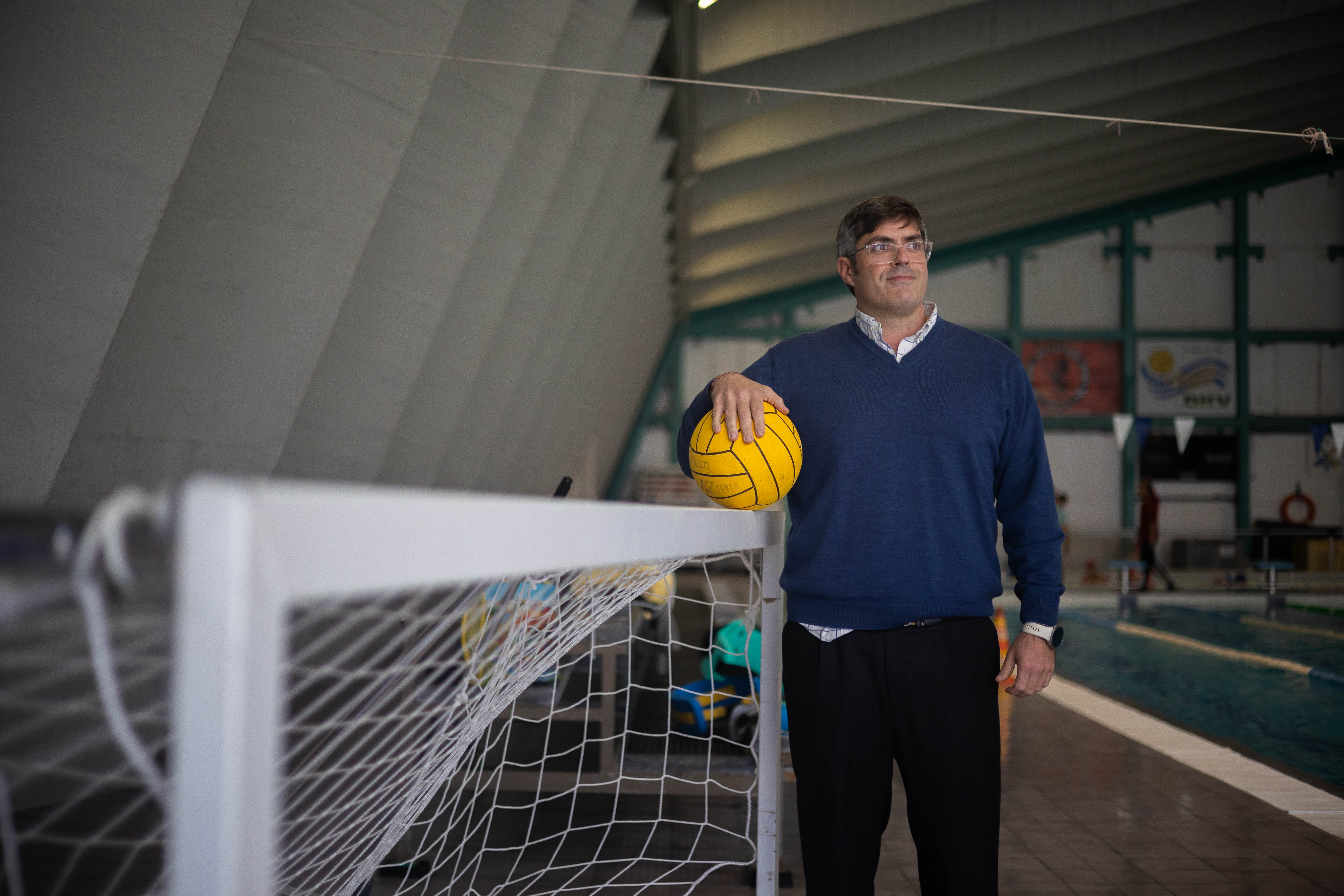 El jerezano Gómez Beser posa junto a una de las portería de waterpolo, tras la charla. 