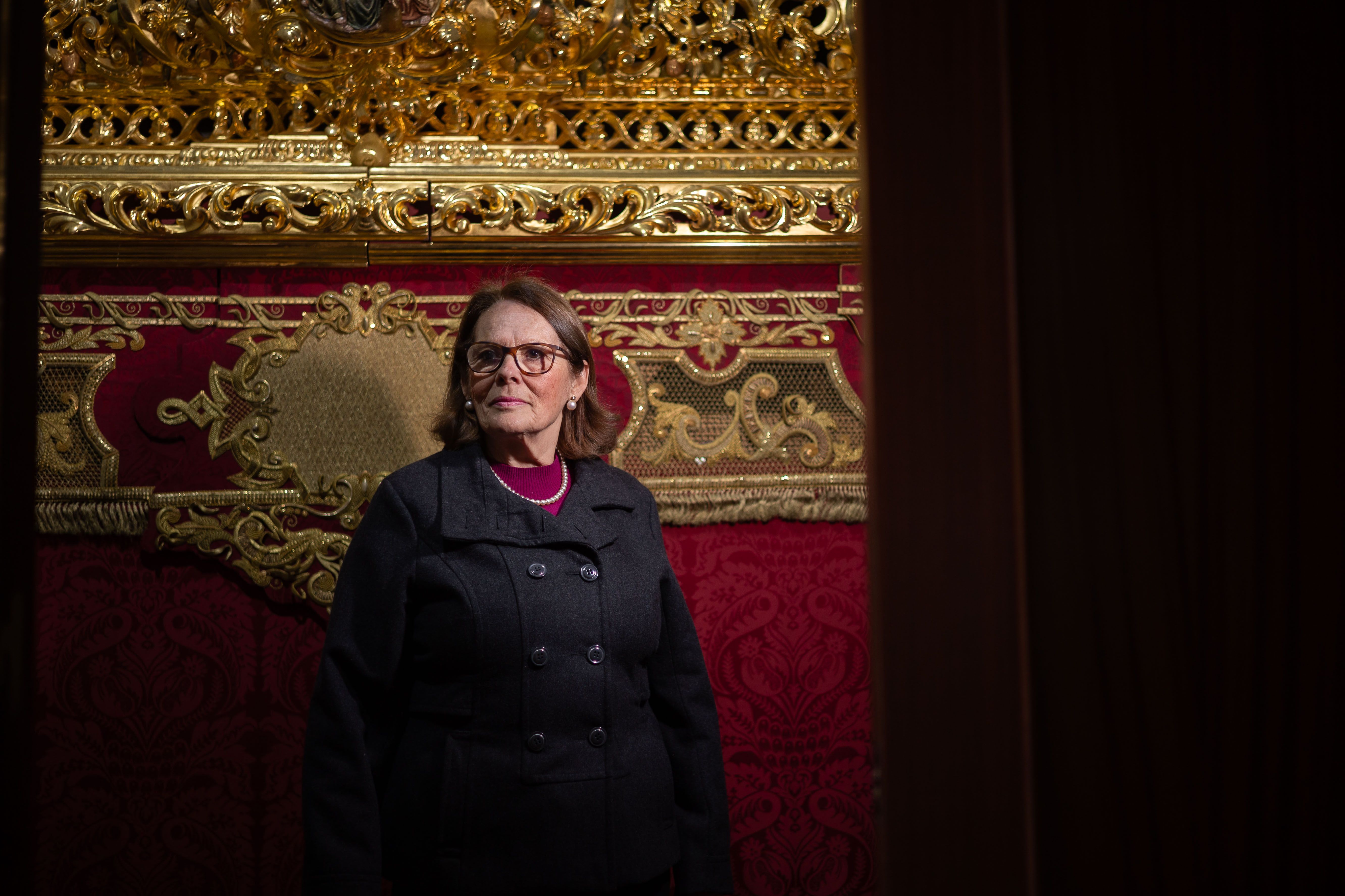 Pilar de la Hera Medina, Pili, en el acceso al salòn donde se guarda el paso.