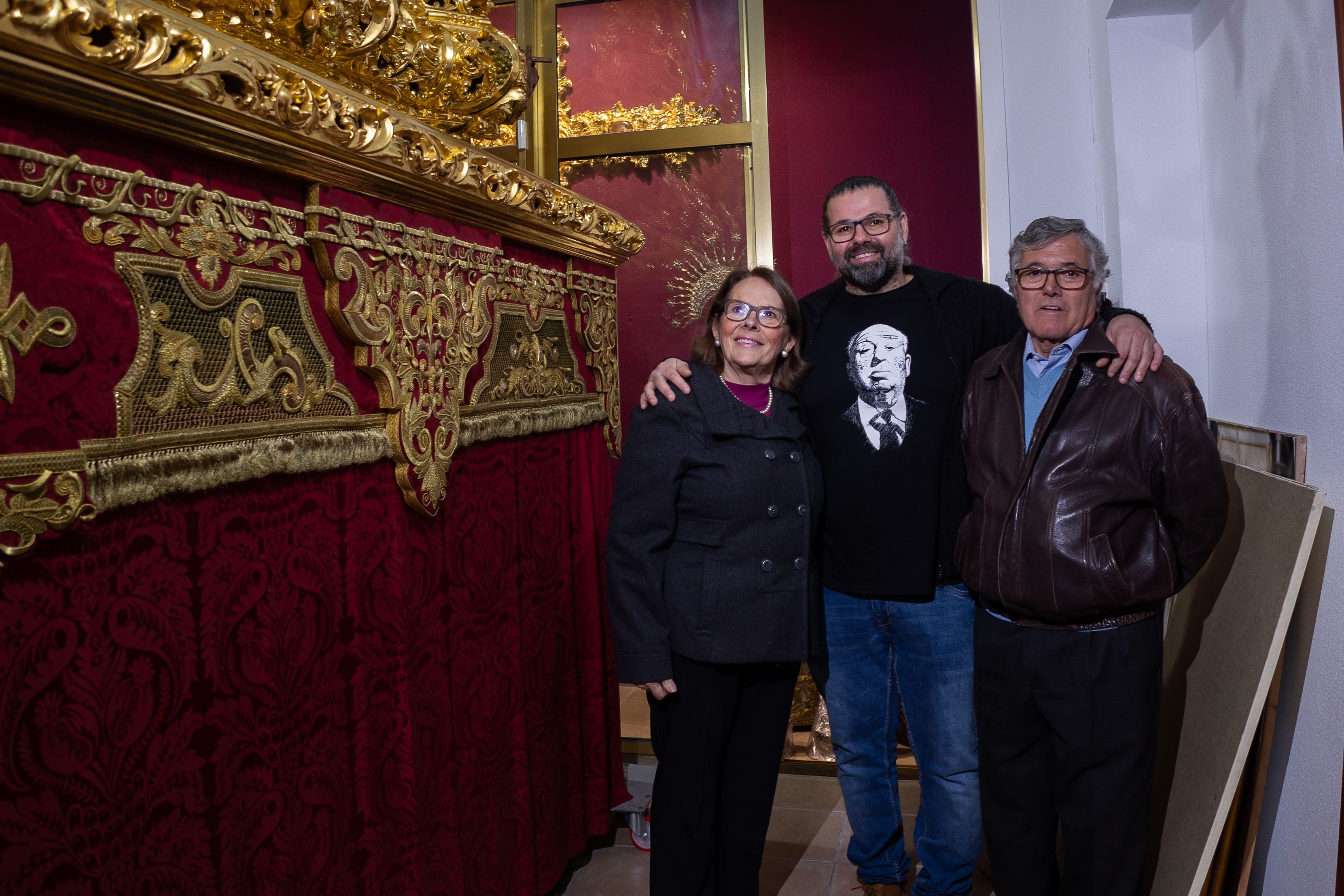 Pilar junto a su hijo Ángel y su marido en el salón del paso.