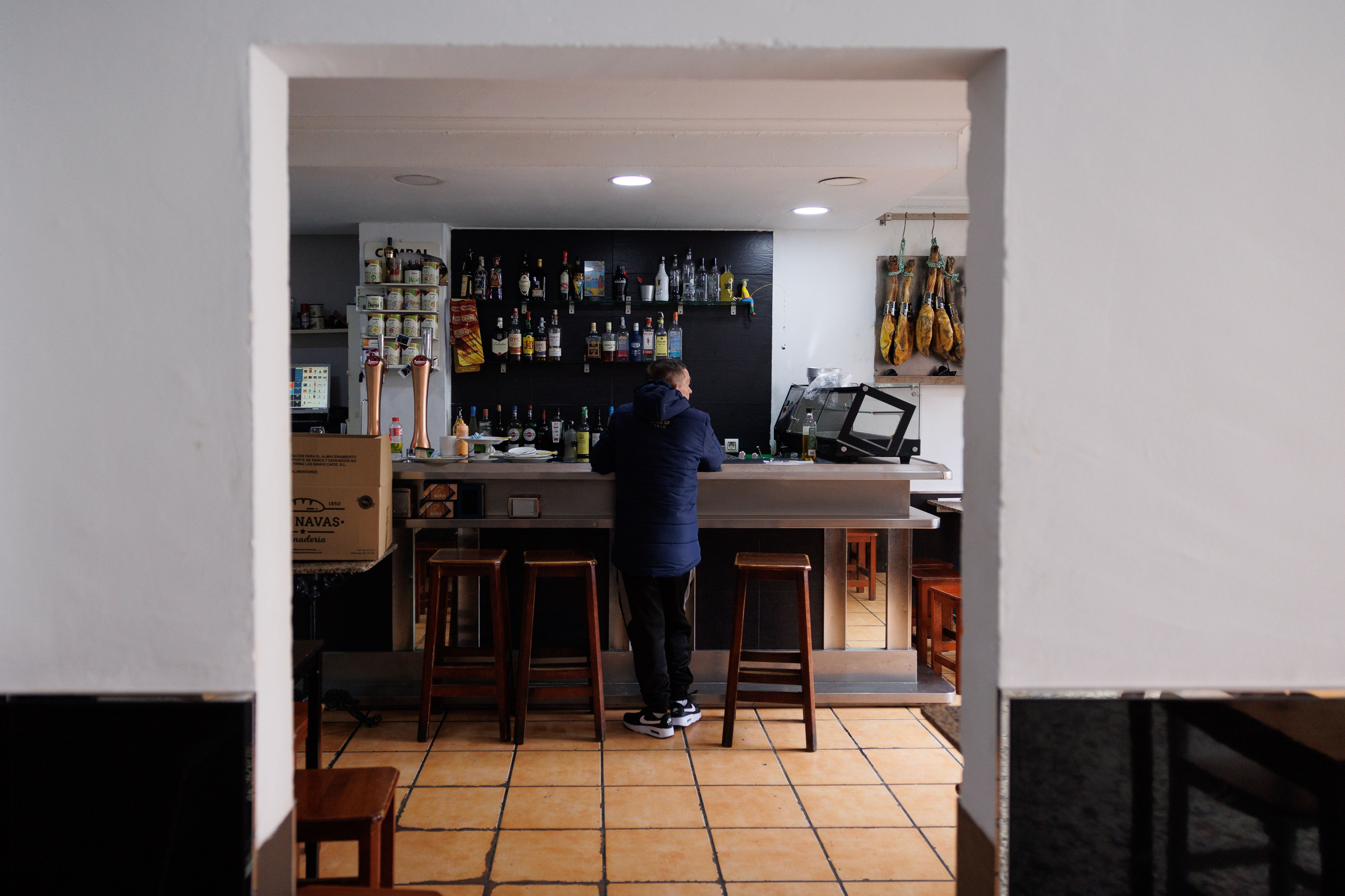 La barra del Mesón Río Pas vista desde 'el salón del pregonero', en homenaje a El Sheriff, uno de los habituales. JUAN CARLOS TORO