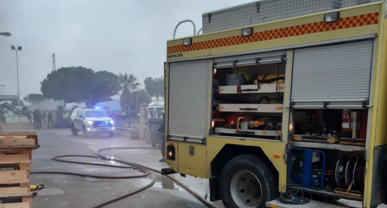 Una imagen de la intervención de los bomberos en una de las naves afectadas por el fuego.