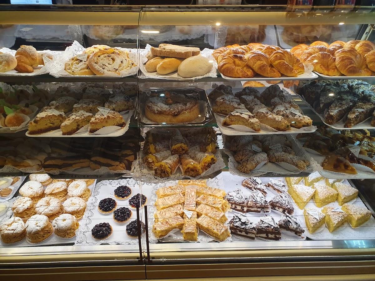 Legendaria vitrina golosa de La Poeme, junto al Mercado Central.