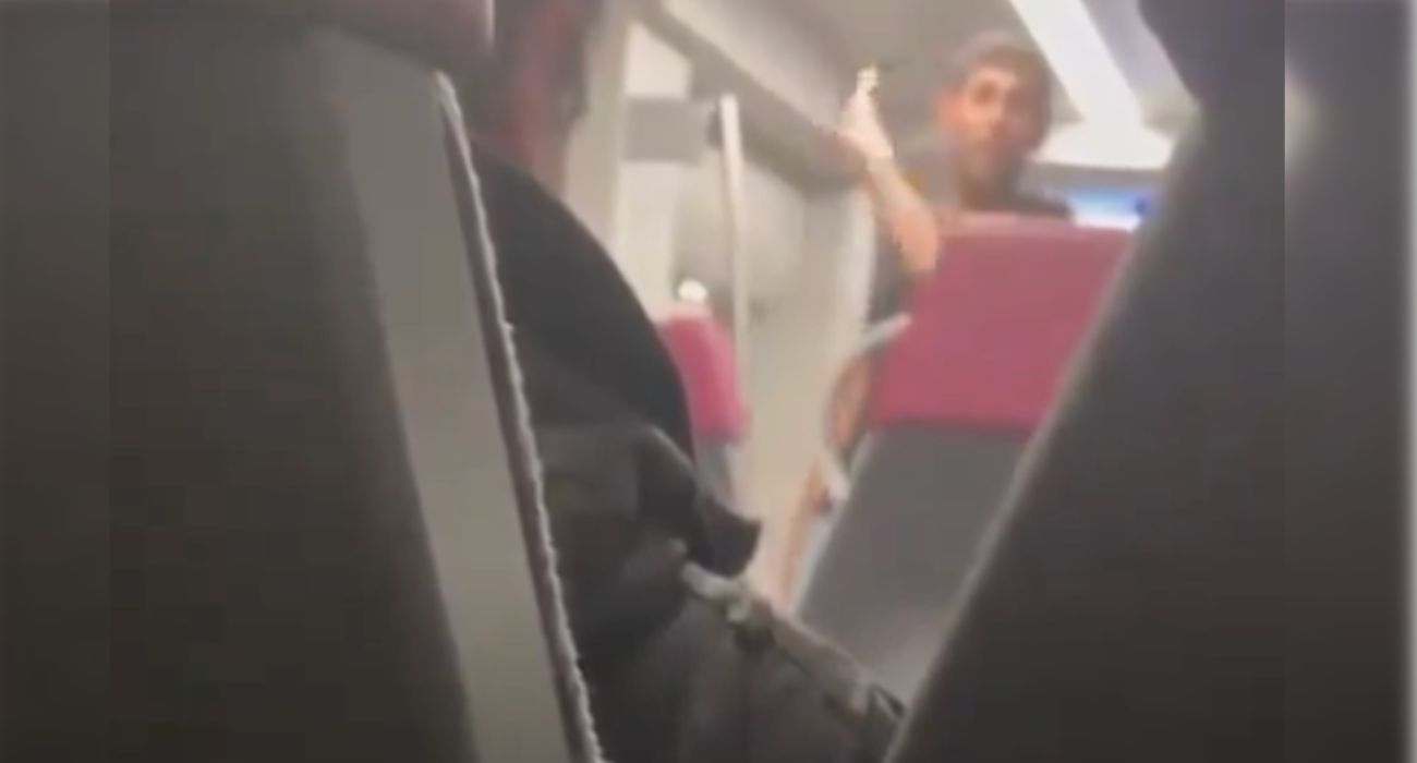 El secuestrador, con el hacha en la mano, dentro del tren.