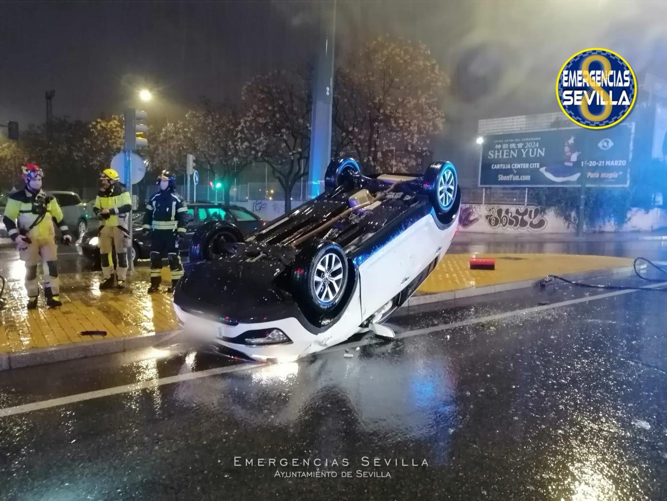 El coche ha volcado en una avenida principal de Sevilla.