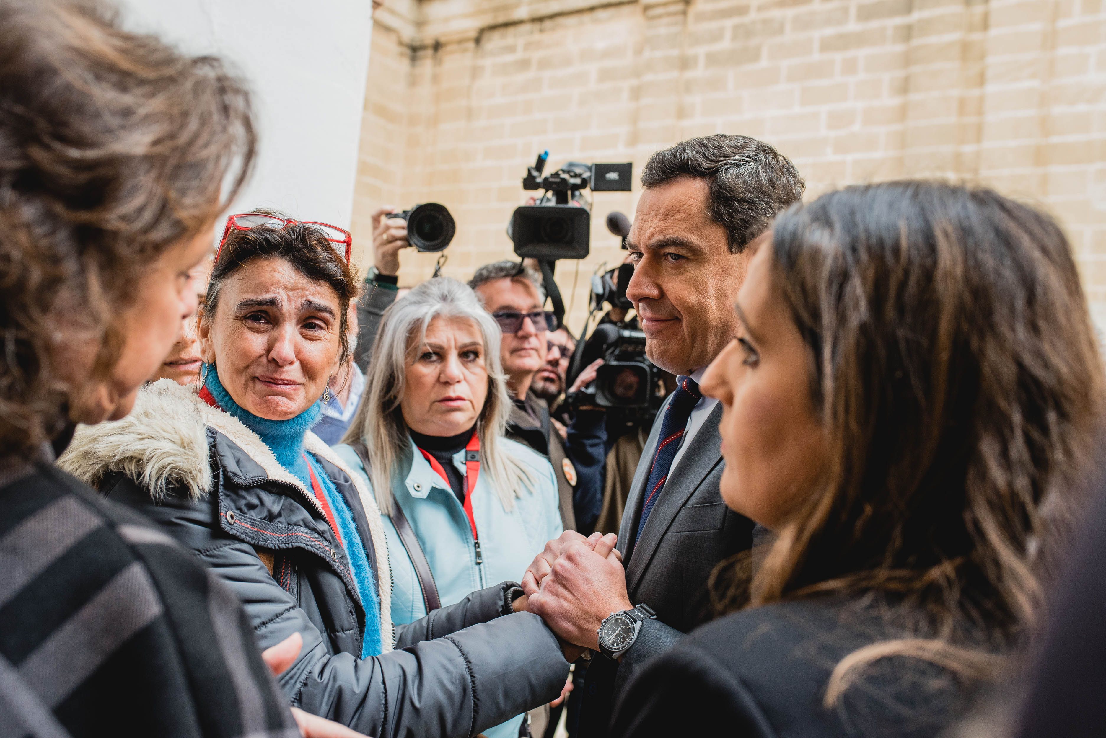 Moreno, con familias de paliativos pediátricos, en el Parlamento.