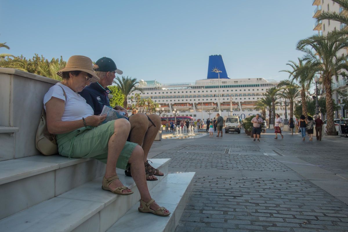 Un grupo de turistas en Cádiz frente a un crucero, en la plaza San Juan de Dios, en una imagen de archivo. FOTO: MANU GARCÍA
