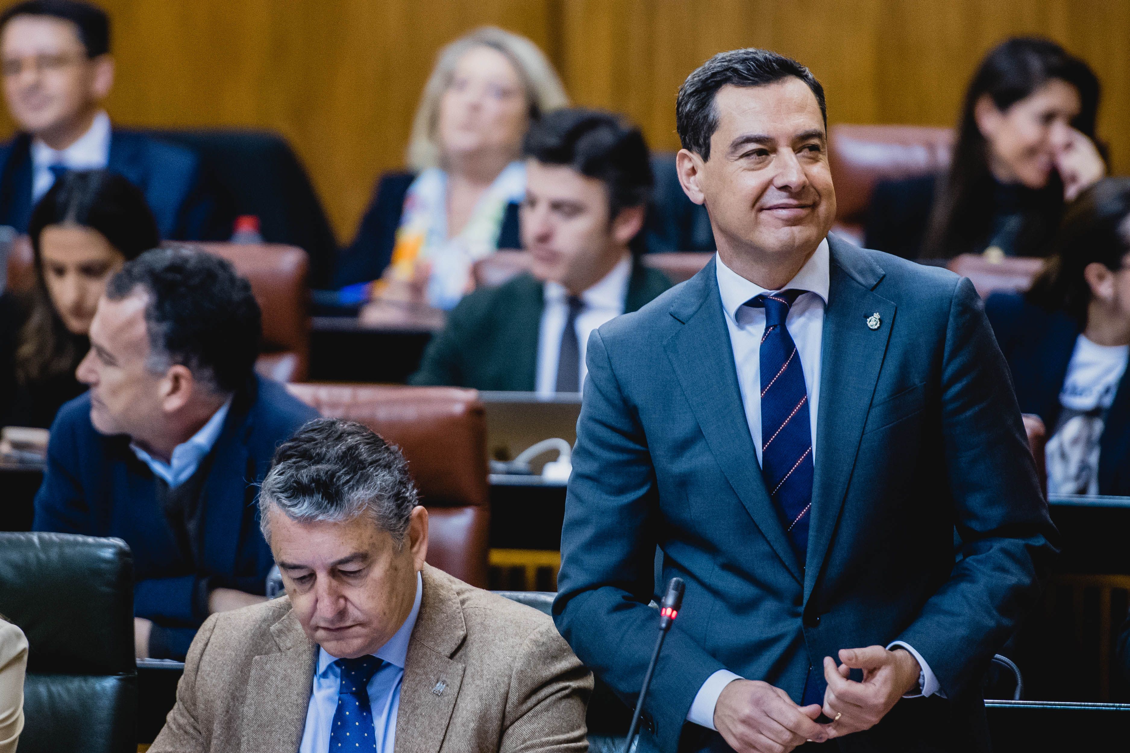 Juanma Moreno en una sesión de control en el Parlamento.