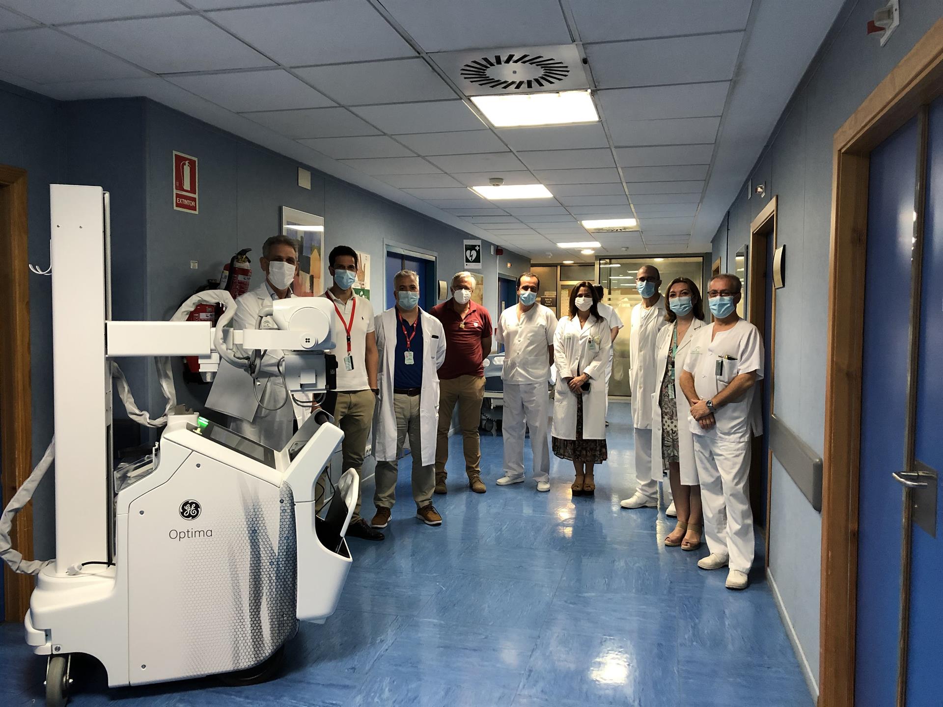 Personal de Valme con la máquina de rayos X donada por Endesa.