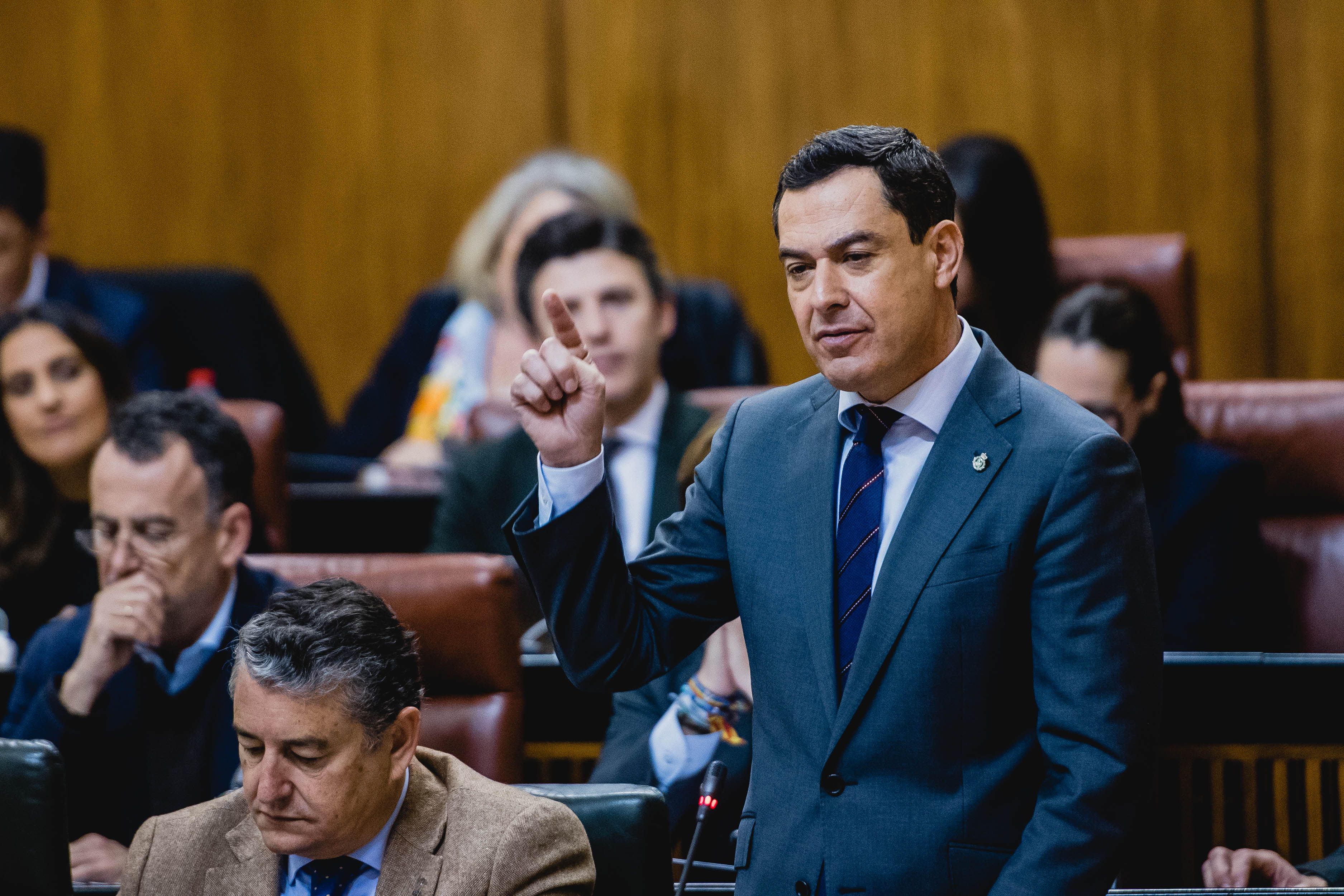 Juanma Moreno en una sesión de control en el Parlamento.