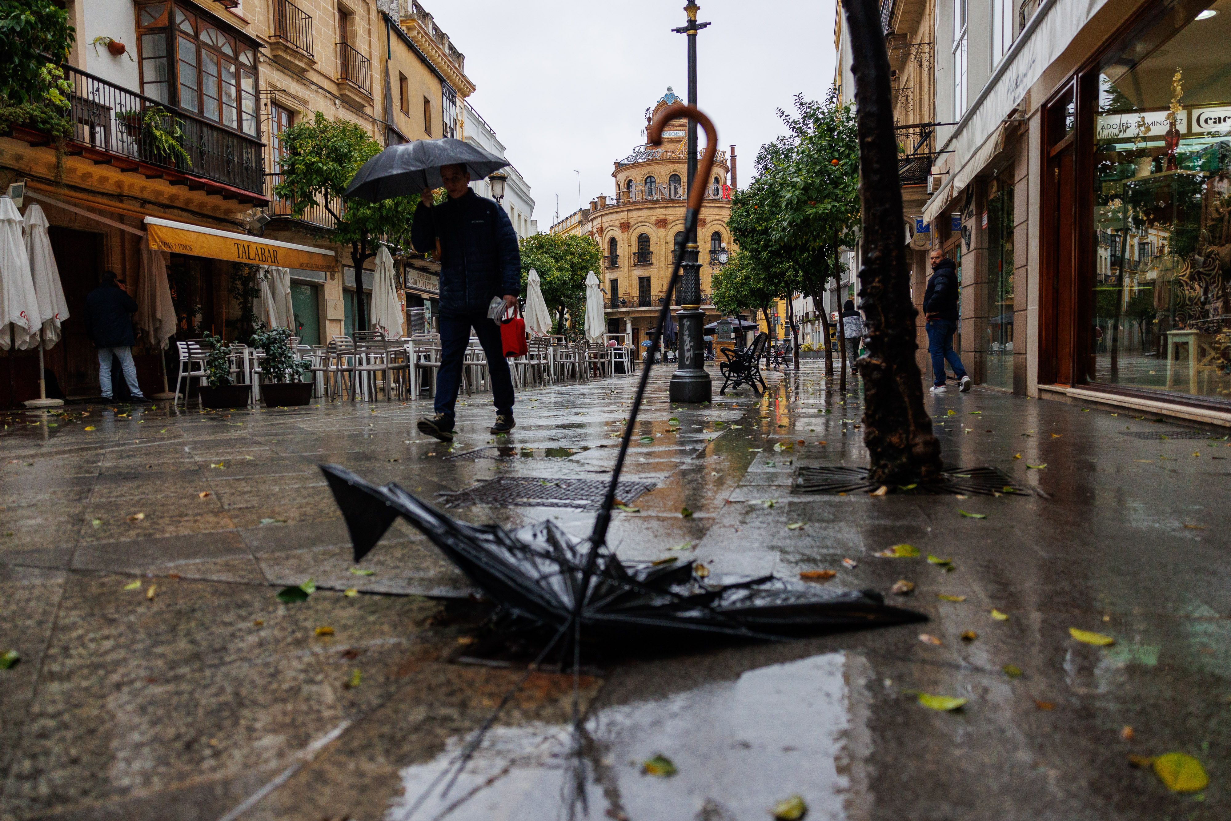 Los efectos del viento: un paraguas destrozado en la calle Larga.