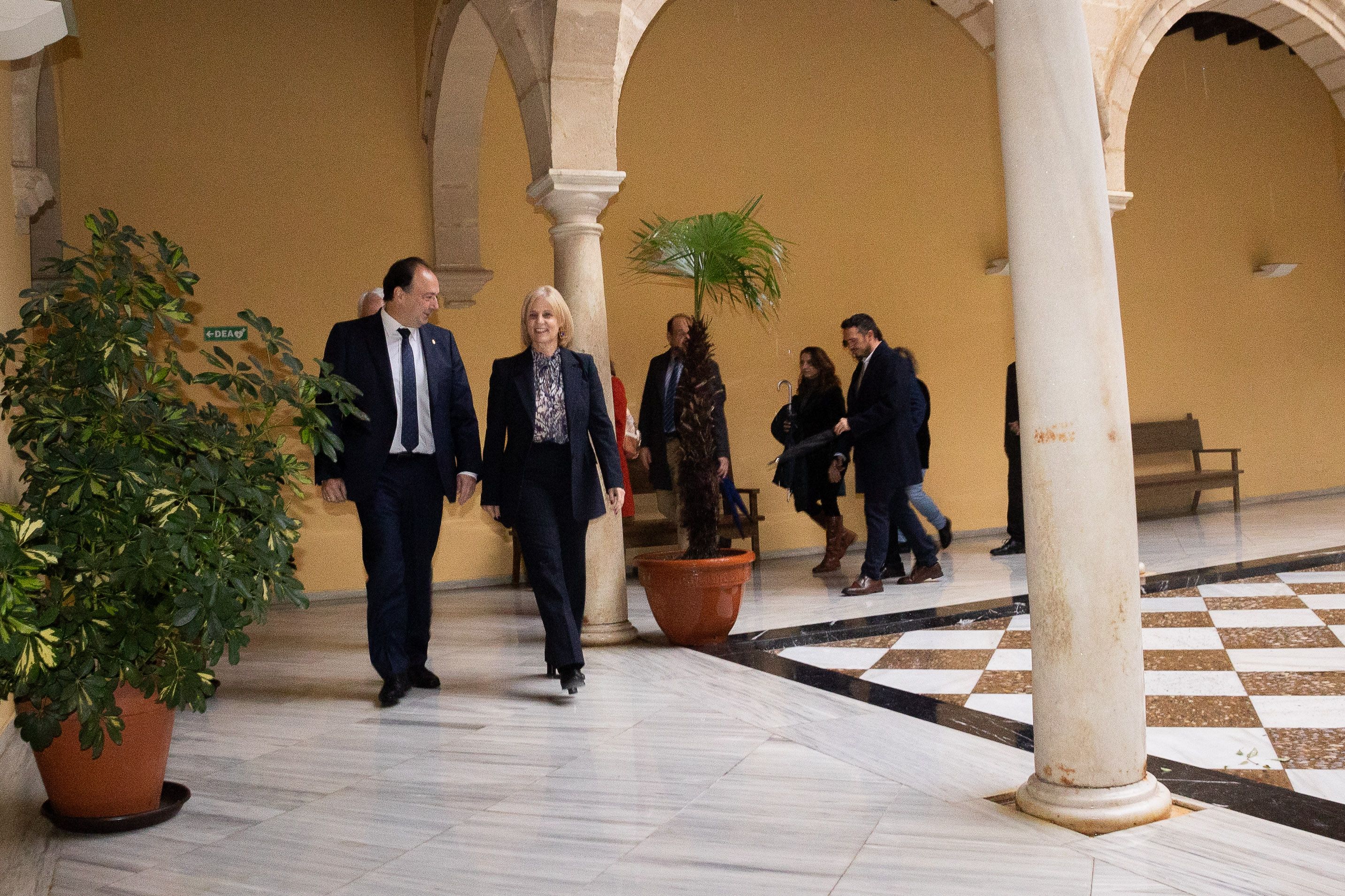 Visita de Casimiro Mantell Serrano, rector de la UCA al Ayuntamiento de Jerez