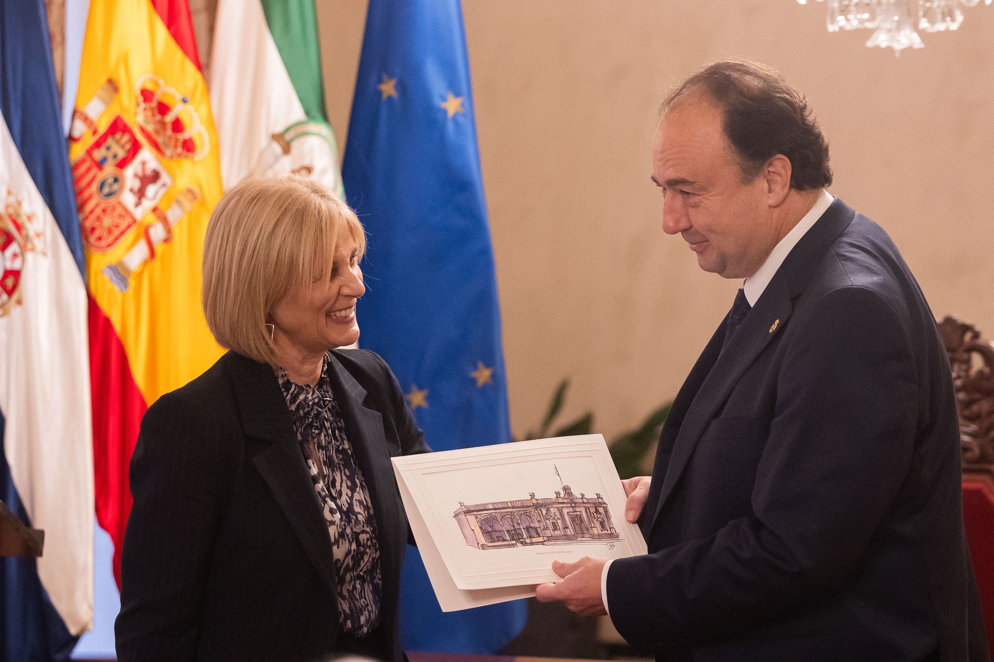 Visita de Casimiro Mantell Serrano, rector de la UCA, al Ayuntamiento de Jerez. En la imagen, recibe un obsequio de la alcaldesa María José García-Pelayo.