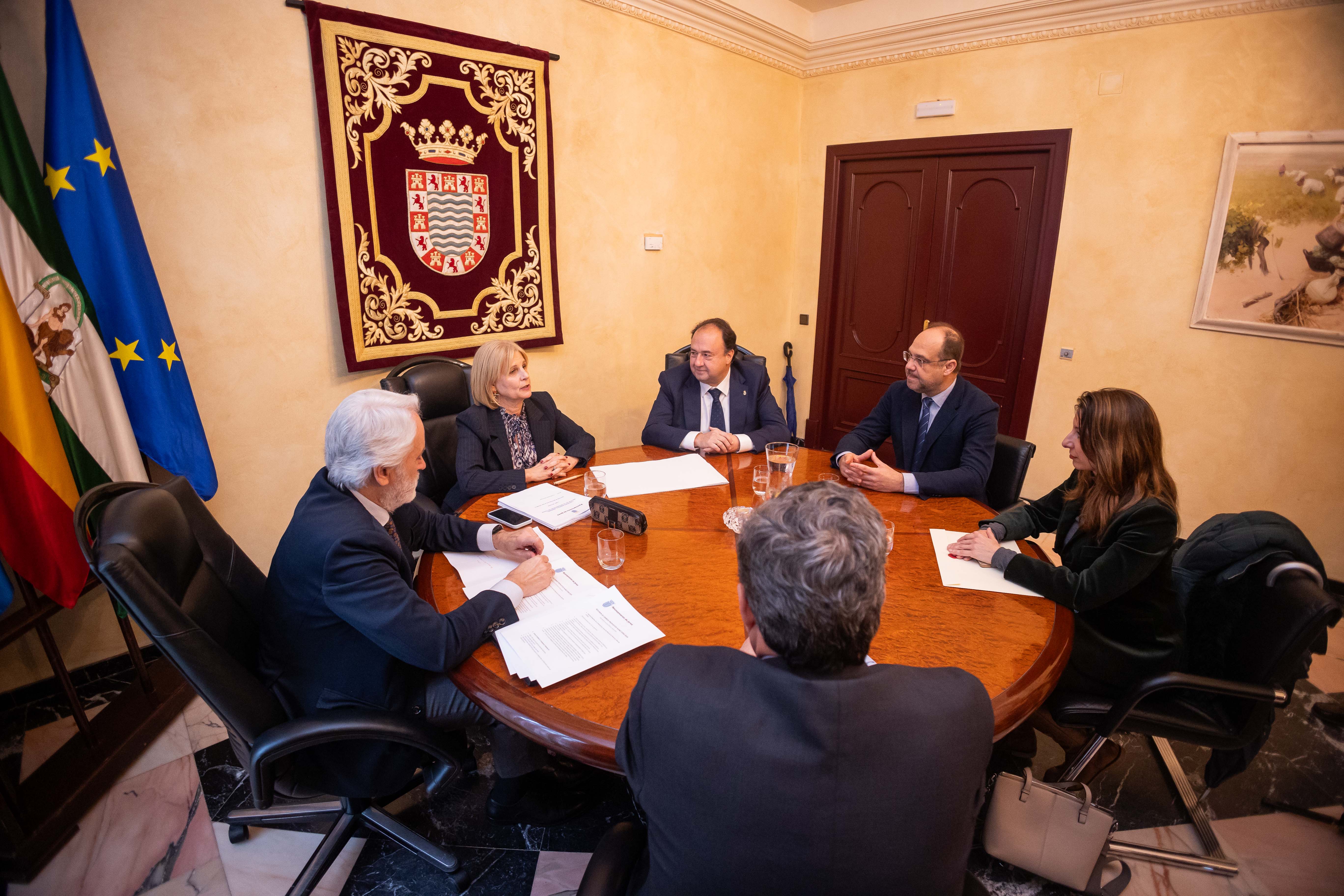Visita de Casimiro Mantell Serrano, rector de la UCA al Ayuntamiento de Jerez