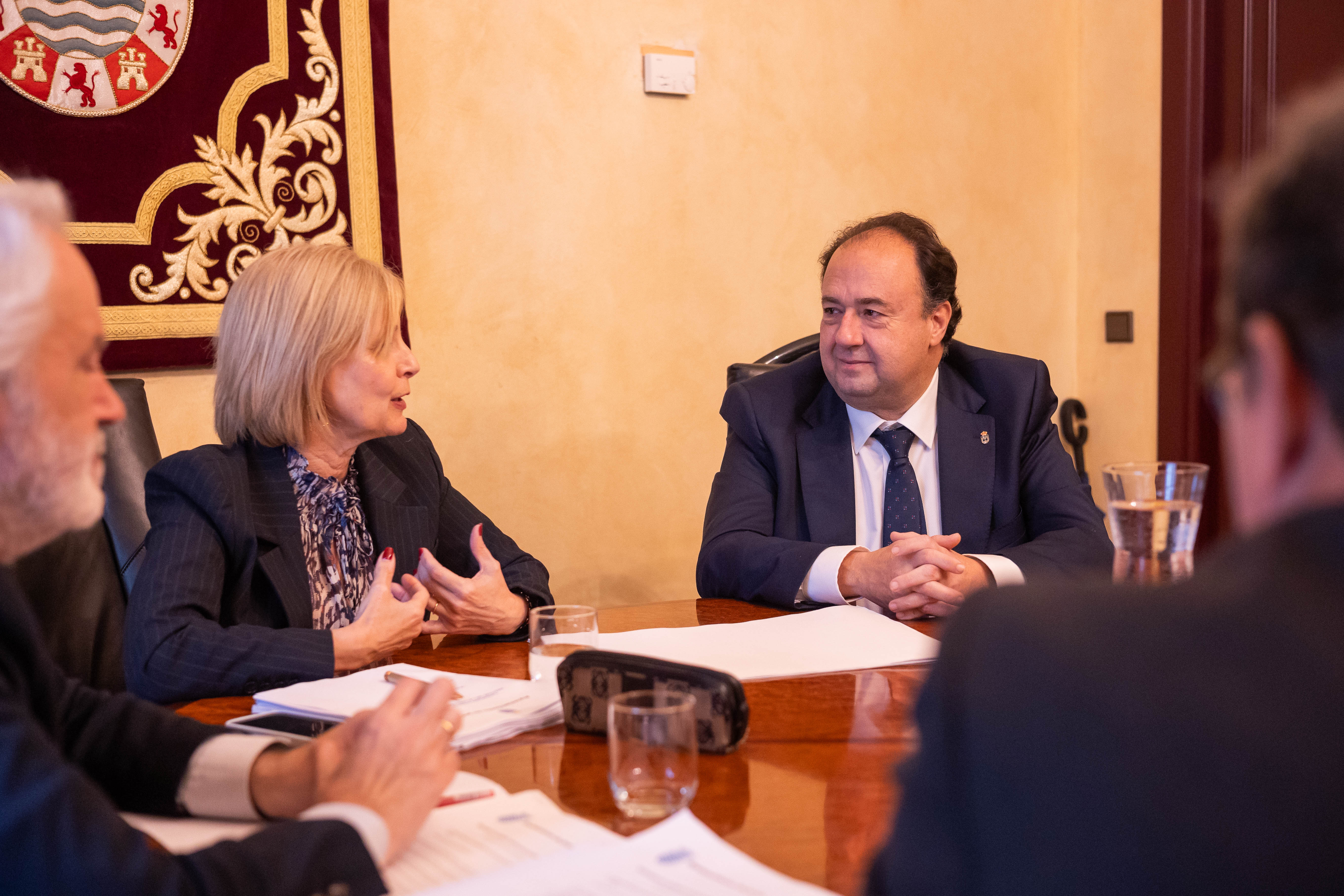 Visita de Casimiro Mantell Serrano, rector de la UCA al Ayuntamiento de Jerez