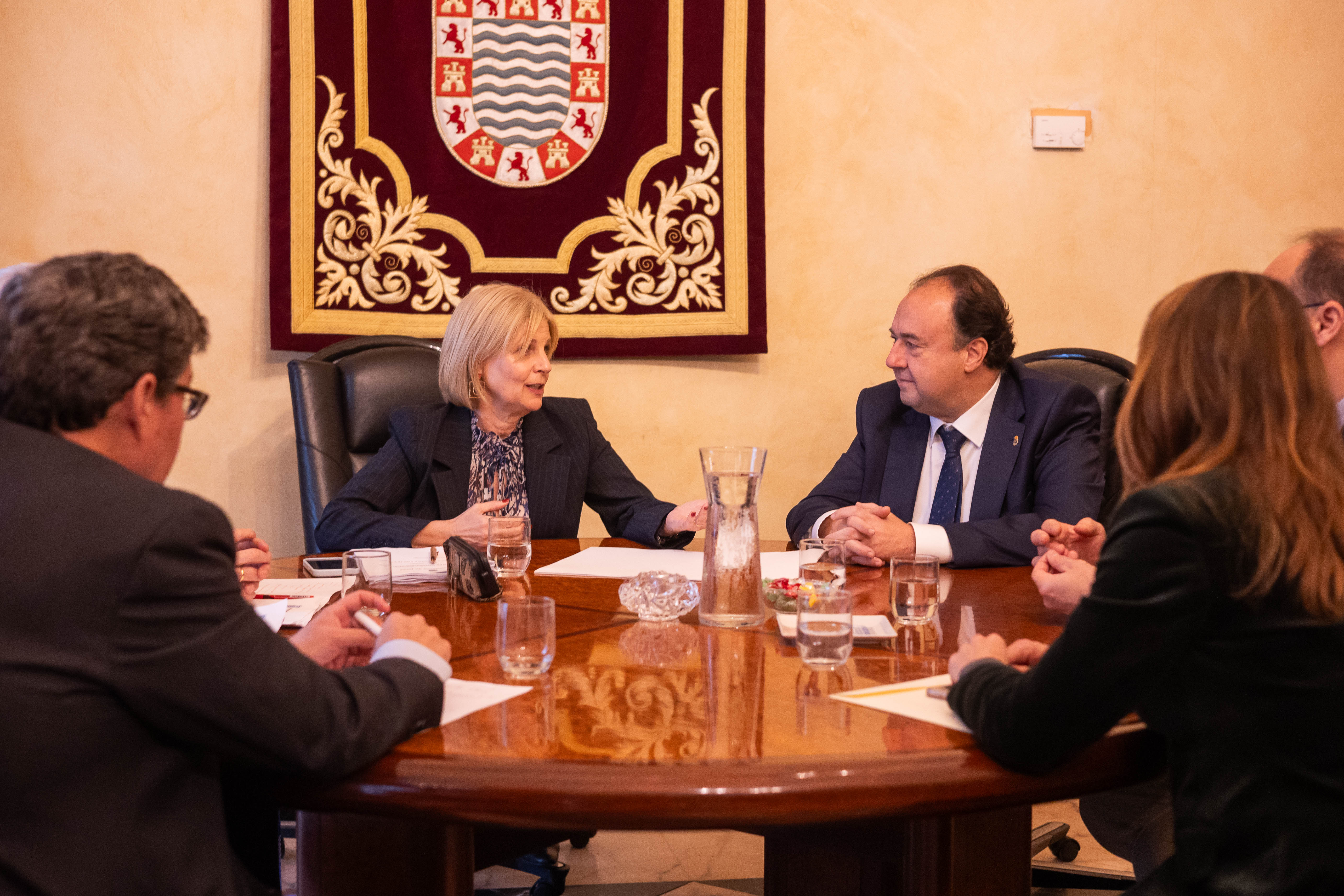 Visita de Casimiro Mantell Serrano, rector de la UCA al Ayuntamiento de Jerez