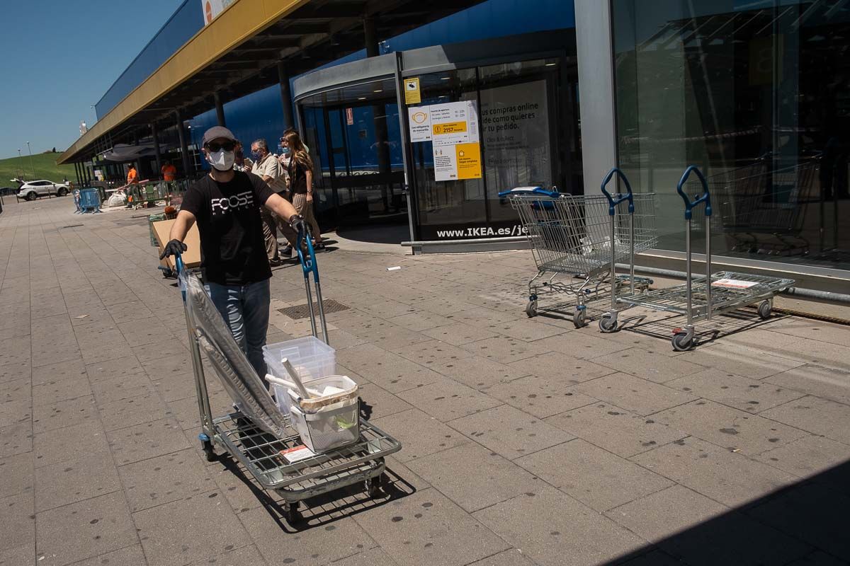 Un cliente a la salida de Ikea en Jerez, en una imagen reciente.