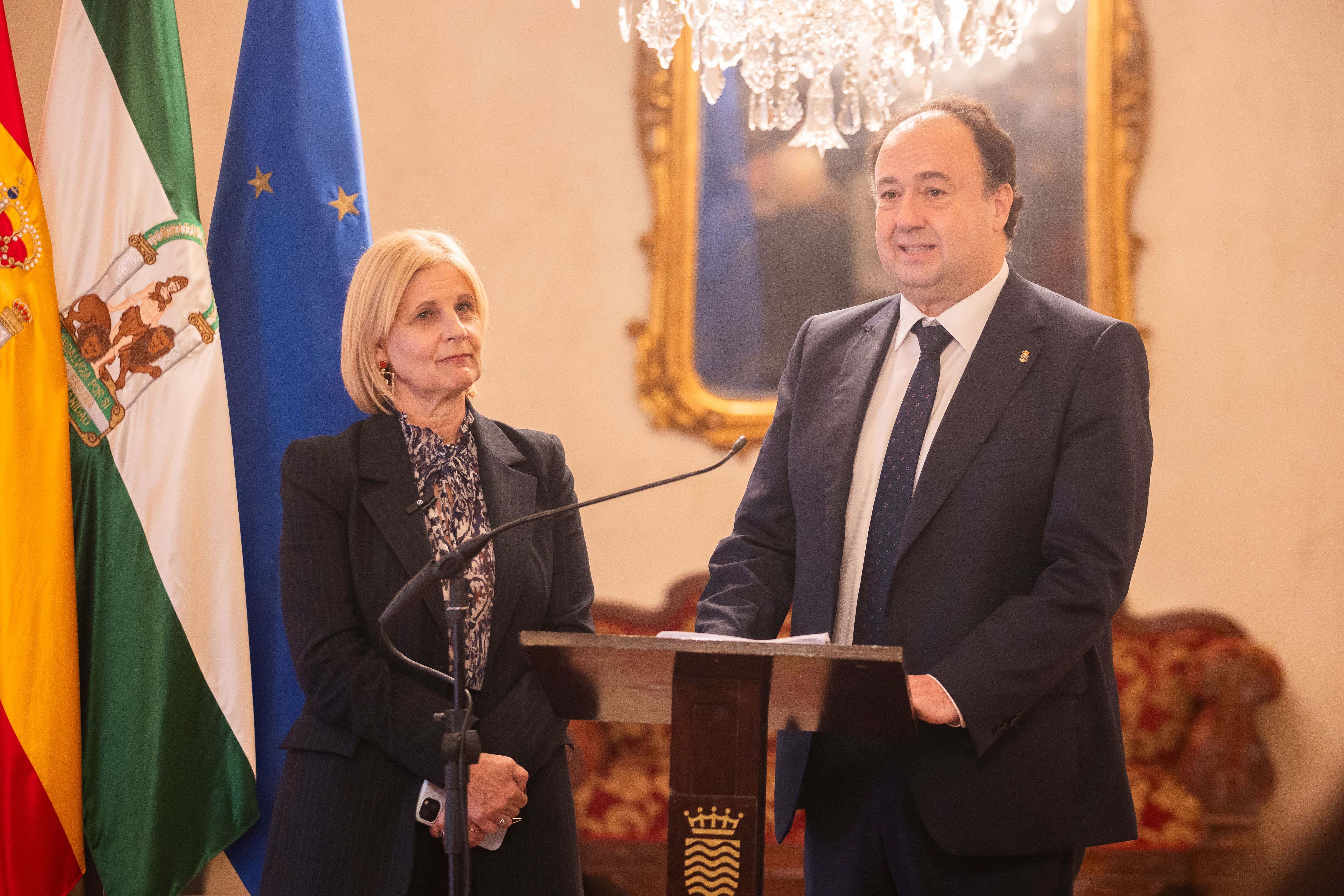 Visita de Casimiro Mantell Serrano, rector de la UCA al Ayuntamiento de Jerez