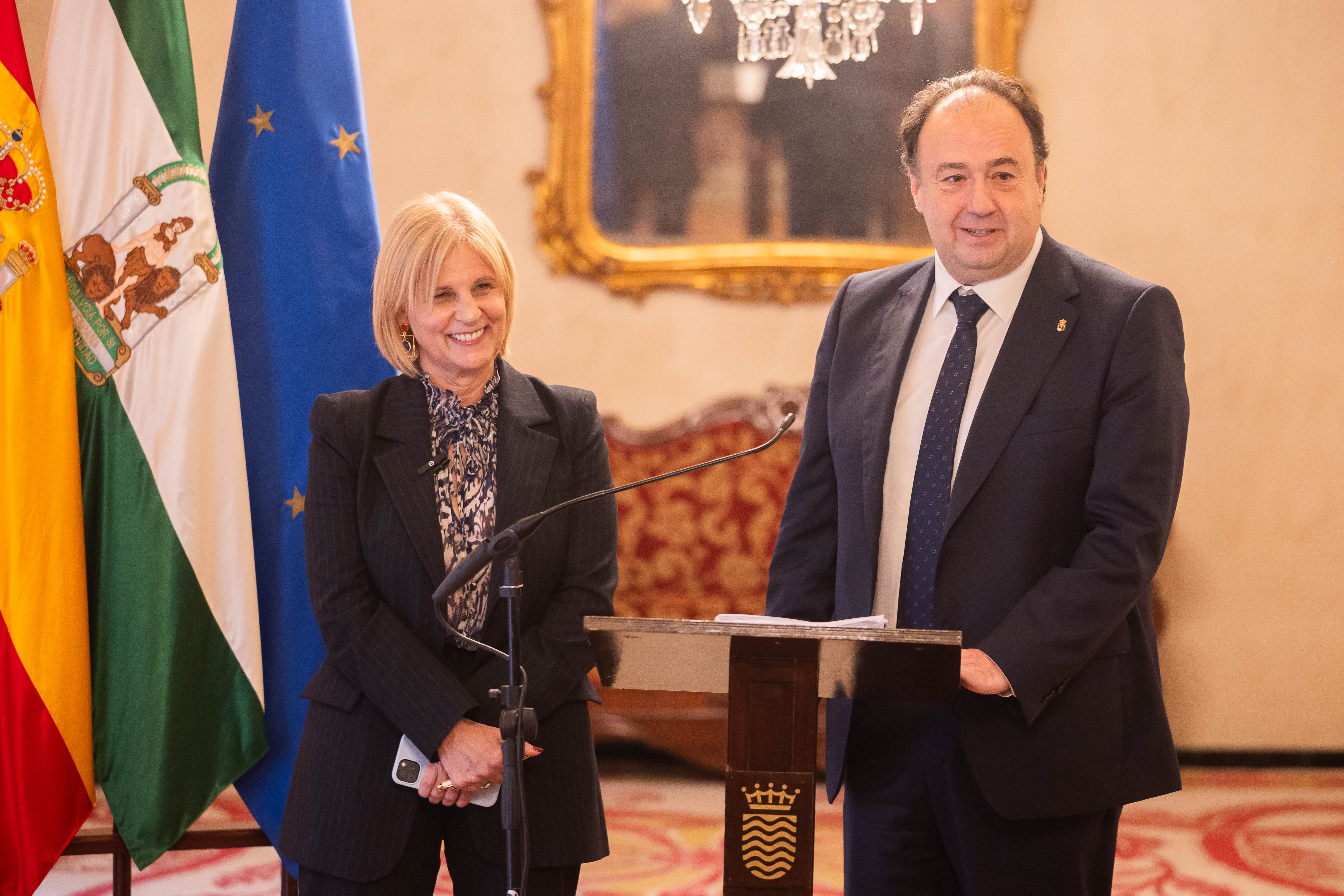Visita de Casimiro Mantell Serrano, rector de la UCA al Ayuntamiento de Jerez