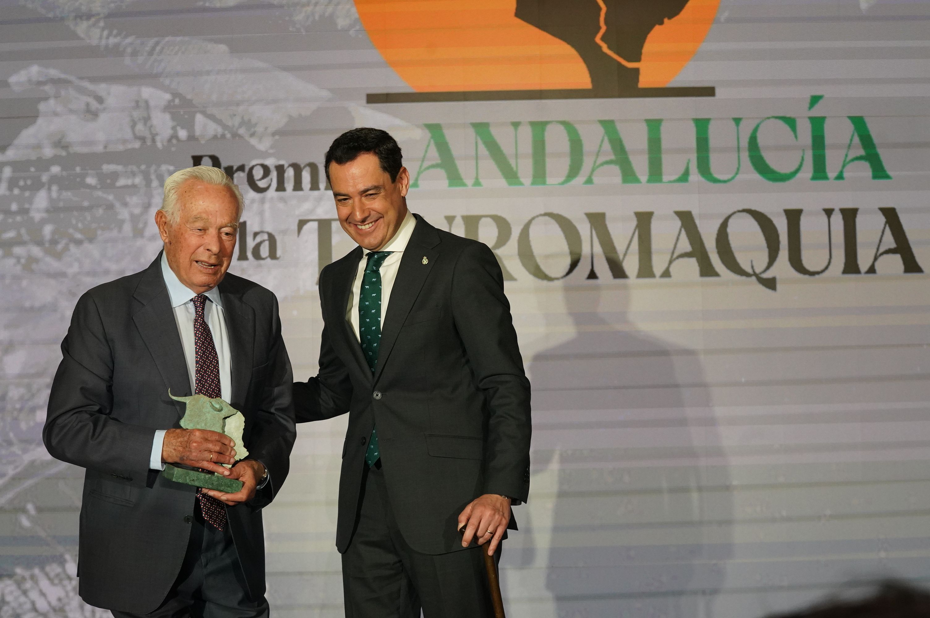 Juanma Moreno junto a Curro Romero en la entrega de los premios.
