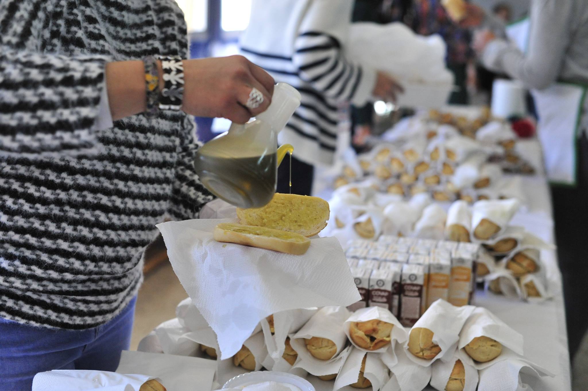 Preparación de un desayuno andaluz en una imagen de archivo. 
