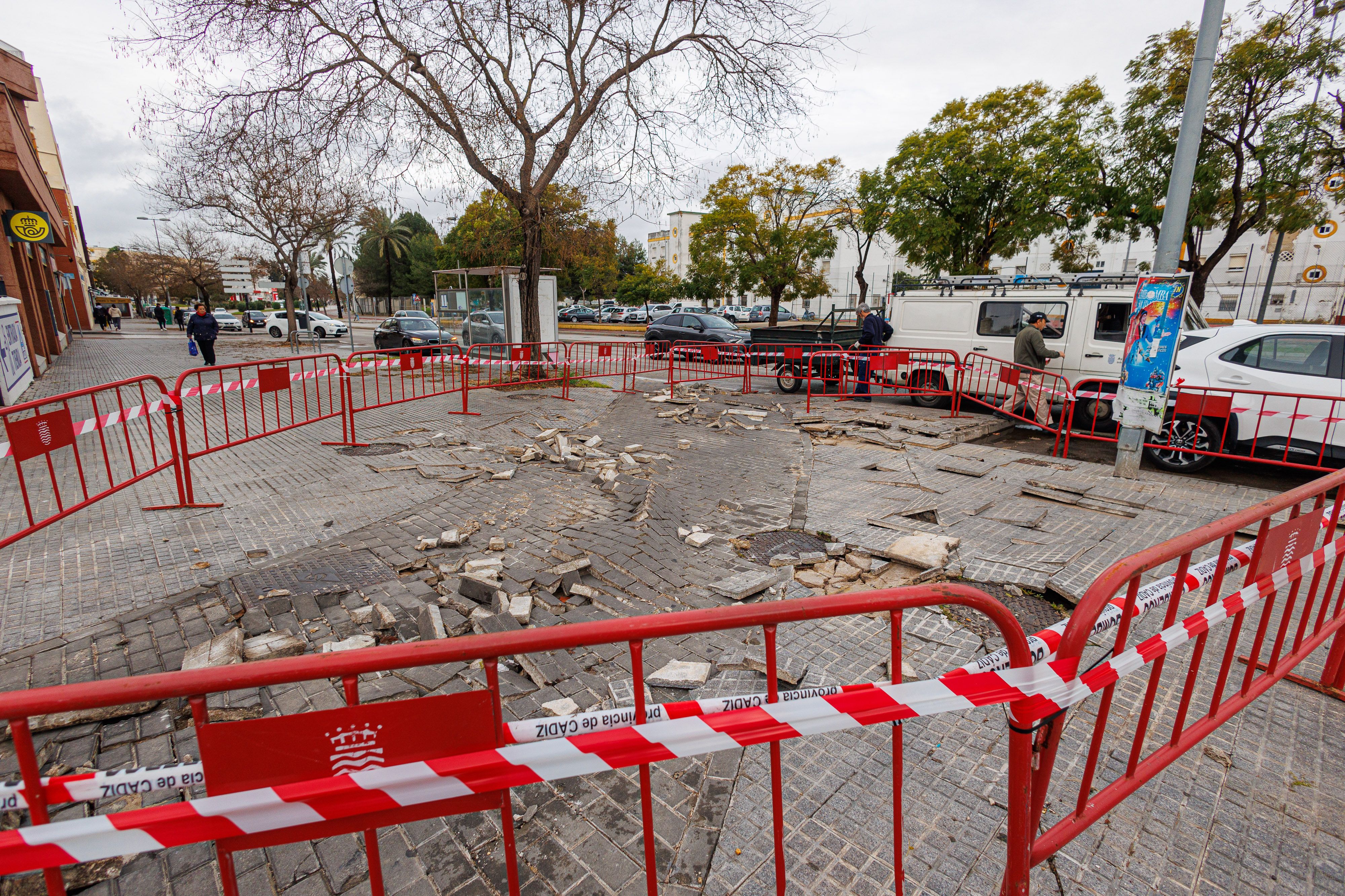Estado en que ha quedado la acera tras las primeras reparaciones por la rotura del colector en Jerez.