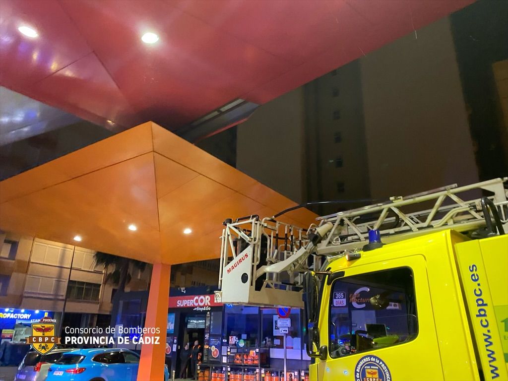 TEMPORAL CÁDIZ.CUBIERTA GASOLINERA 09.02.24 