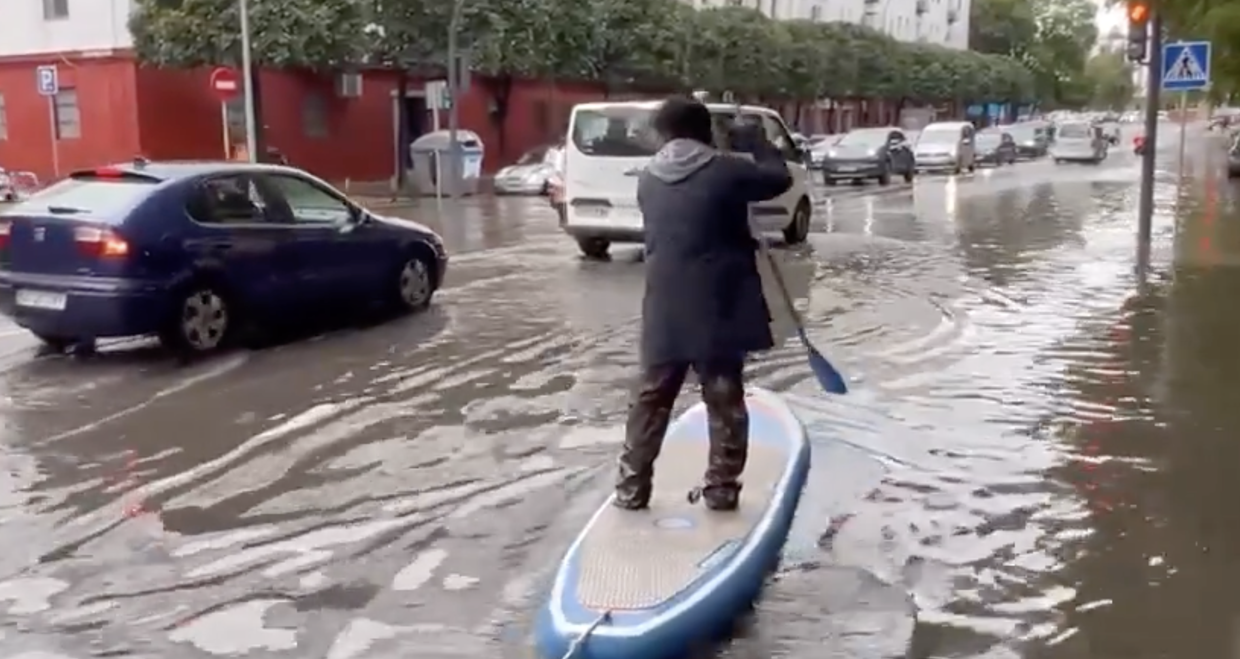 Un vecino en Sevilla que se ha tomado con humor las lluvias que ha dejado Karlotta.