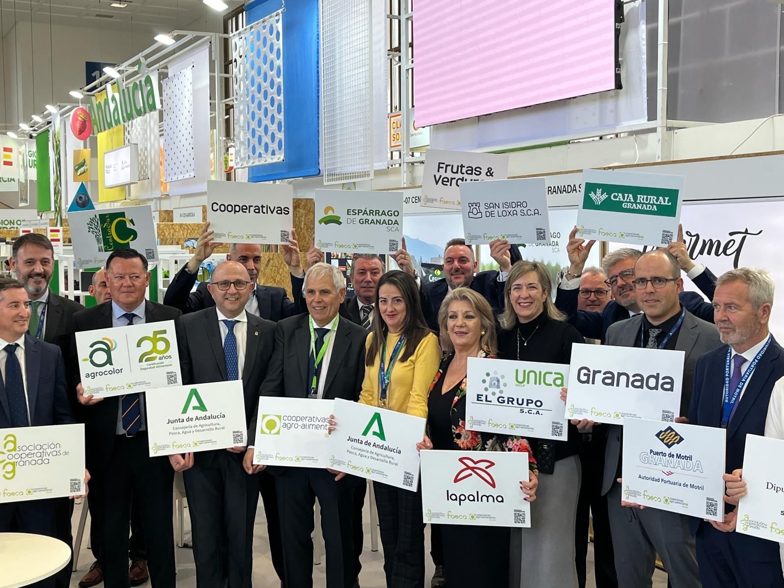 Responsables de Agricultura junto a empresas participantes en la feria.
