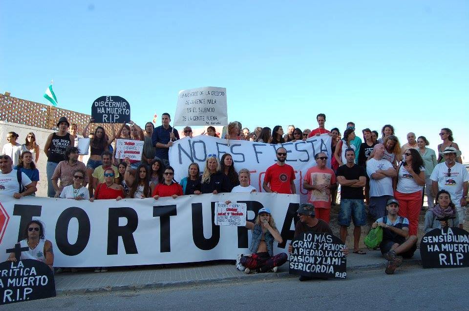 Miembros de la Plataforma Antitaurina de Tarifa, en una protesta celebrada el pasado 6 de diciembre
